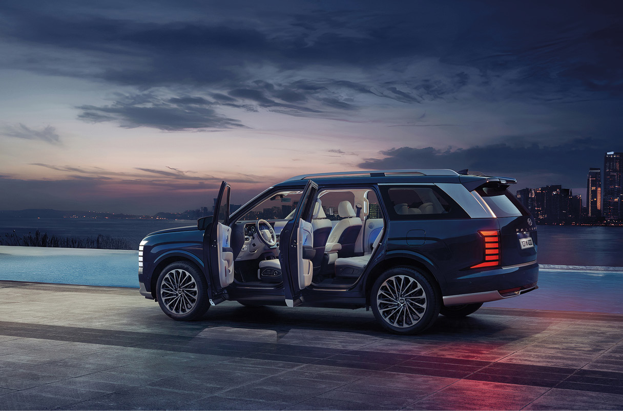 팰리세이드 하이브리드의 1열 2열 도어가 열린 모습