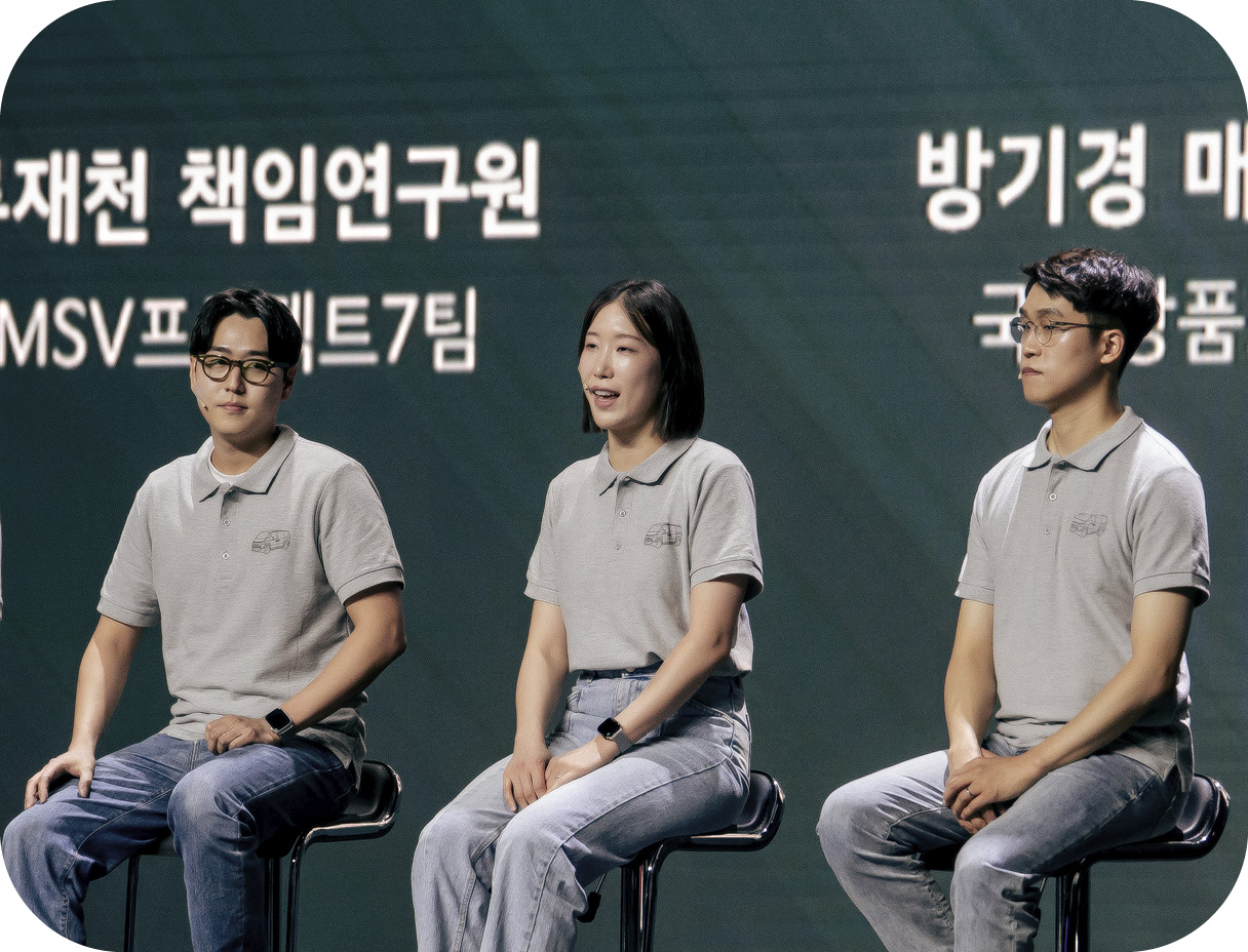 토크쇼 세션에서 이야기 중인 연구원