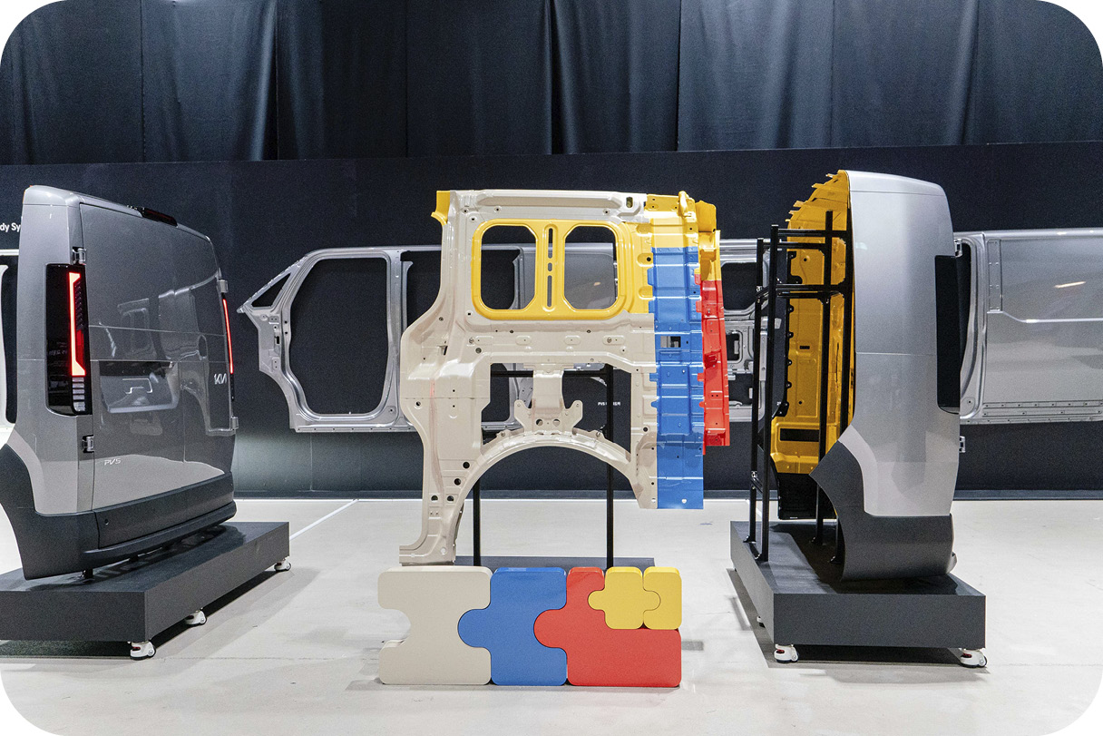 전시 부스 공간에 마련되어 있는 플렉시블 바디 시스템 기술 전시물