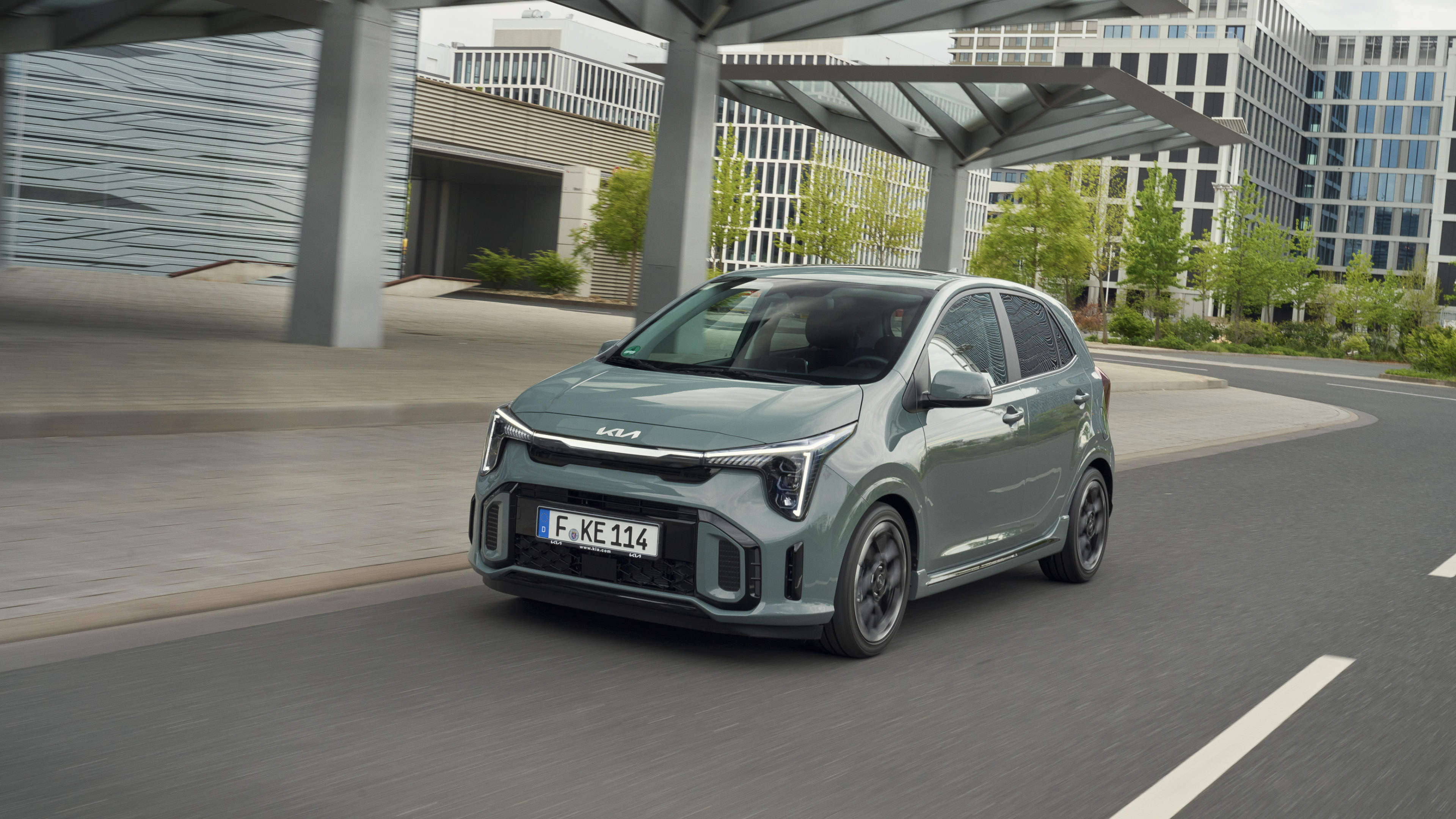 기아 피칸토가 도심을 주행하는 모습