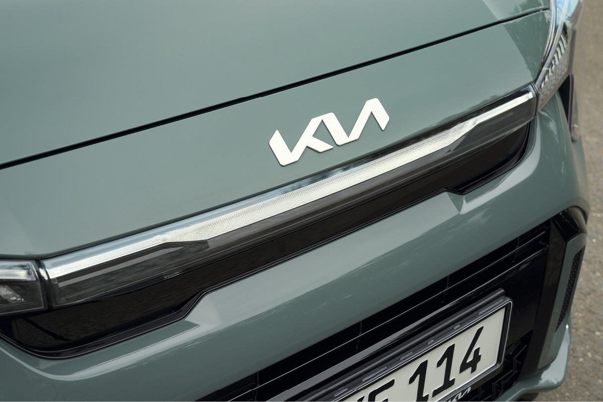 기아 피칸토 로고와 그릴 부분의 모습