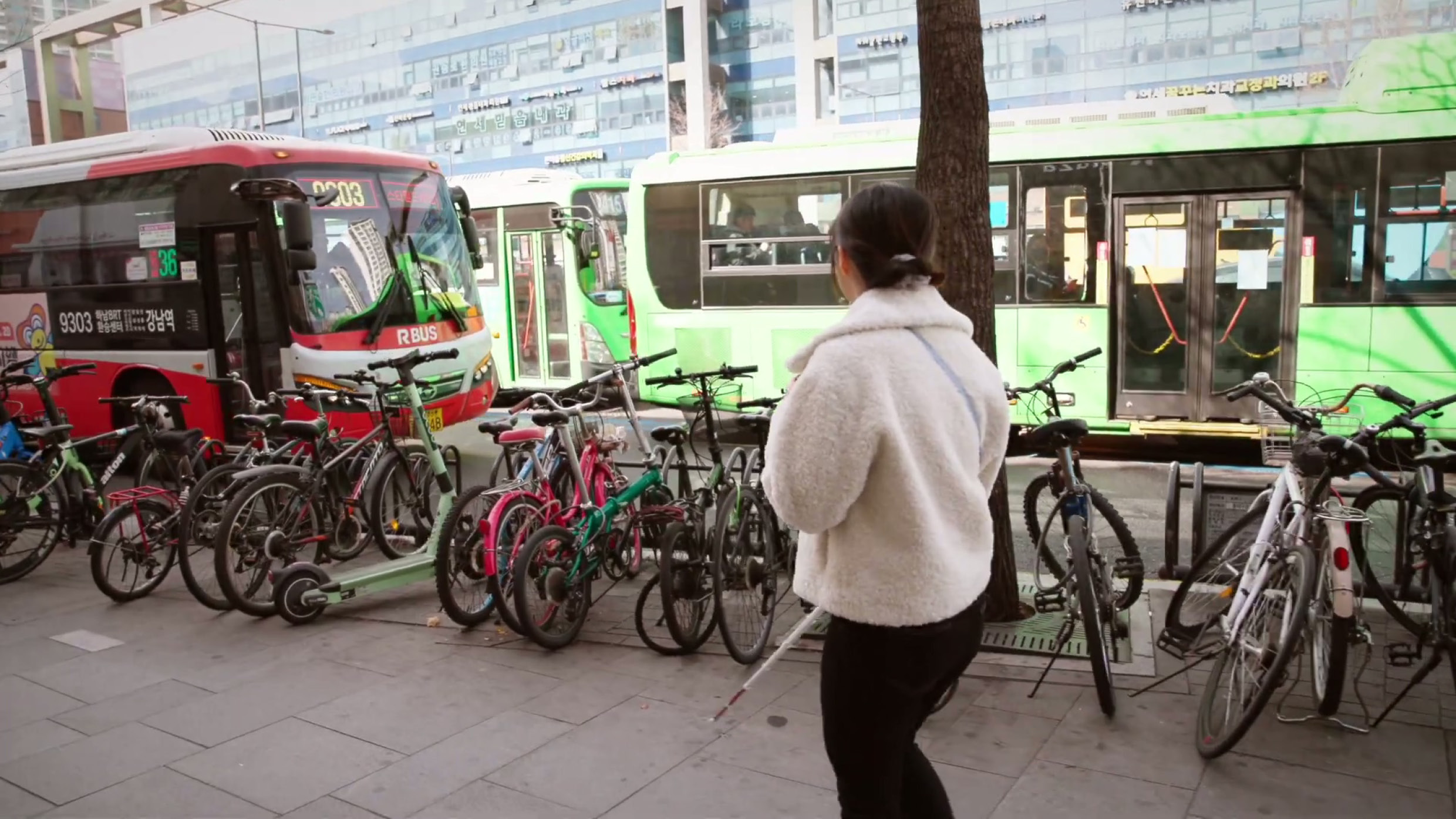 버스에 탑승하러 가는 시각장애인의 모습