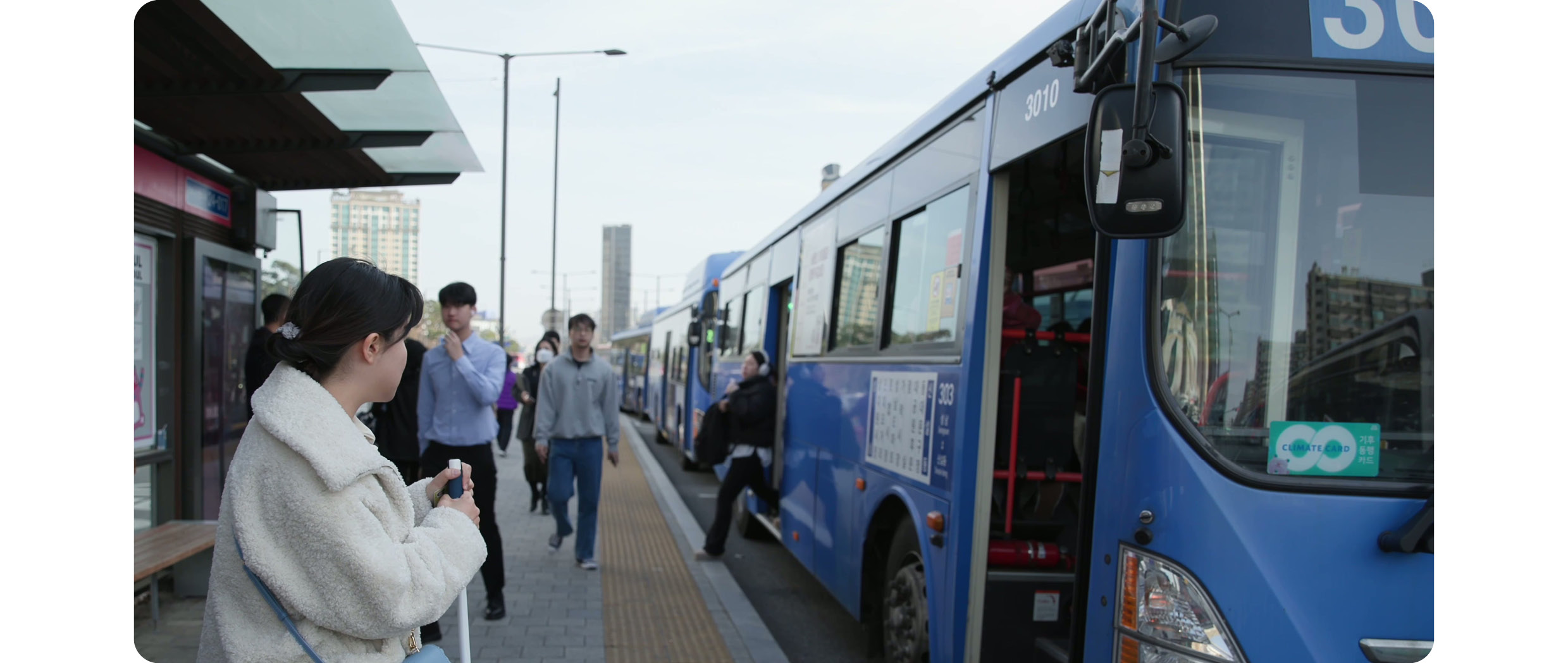 버스를 기다리는 시각장애인의 모습