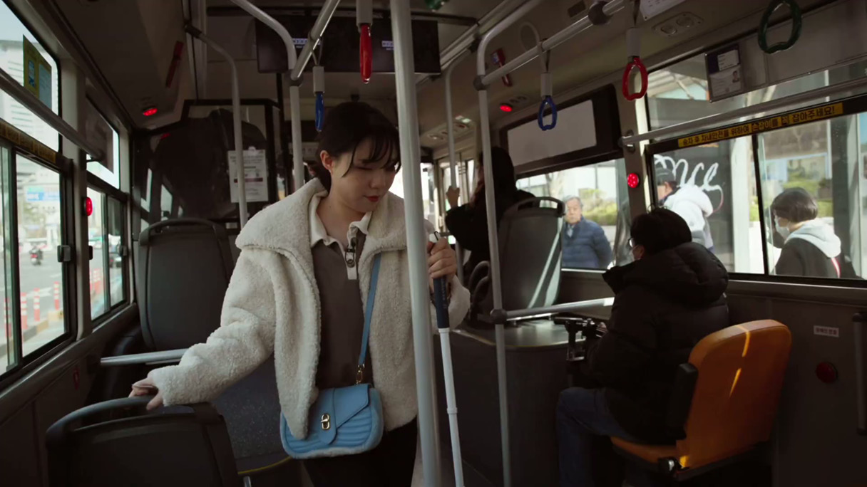 버스에 탑승한 시각장애인의 모습