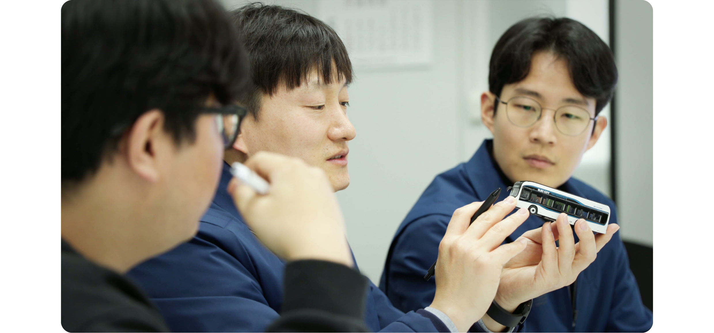 데이지 기술을 버스에 접목하기 위해 고민하는 연구원들의 모습