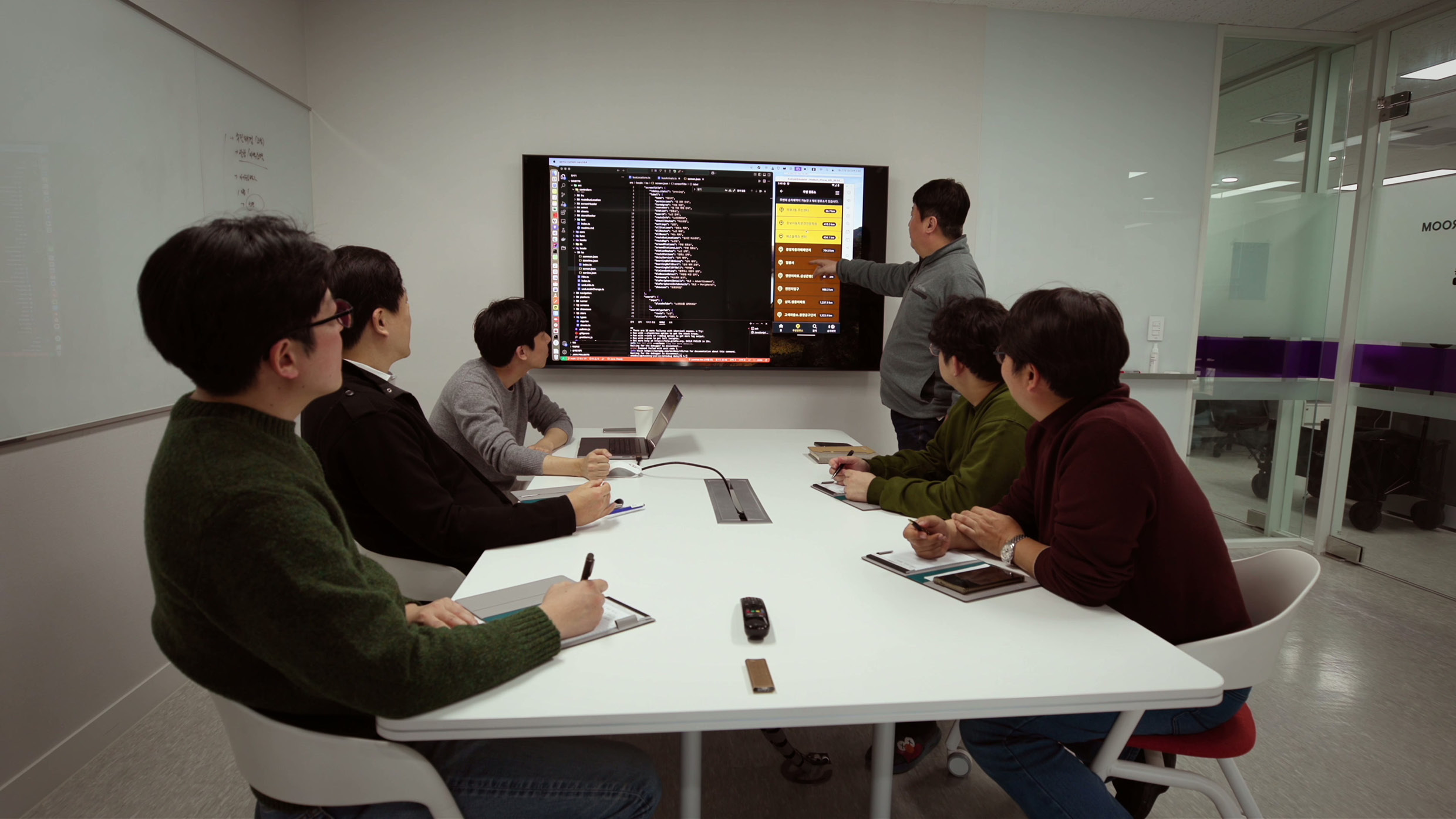 데이지 앱에 대해 논의하는 연구원들의 모습