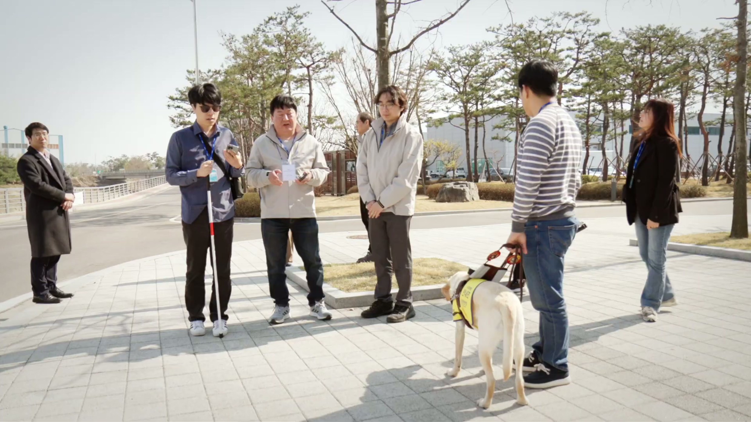 데이지 기술을 체험하는 시각장애인들의 모습