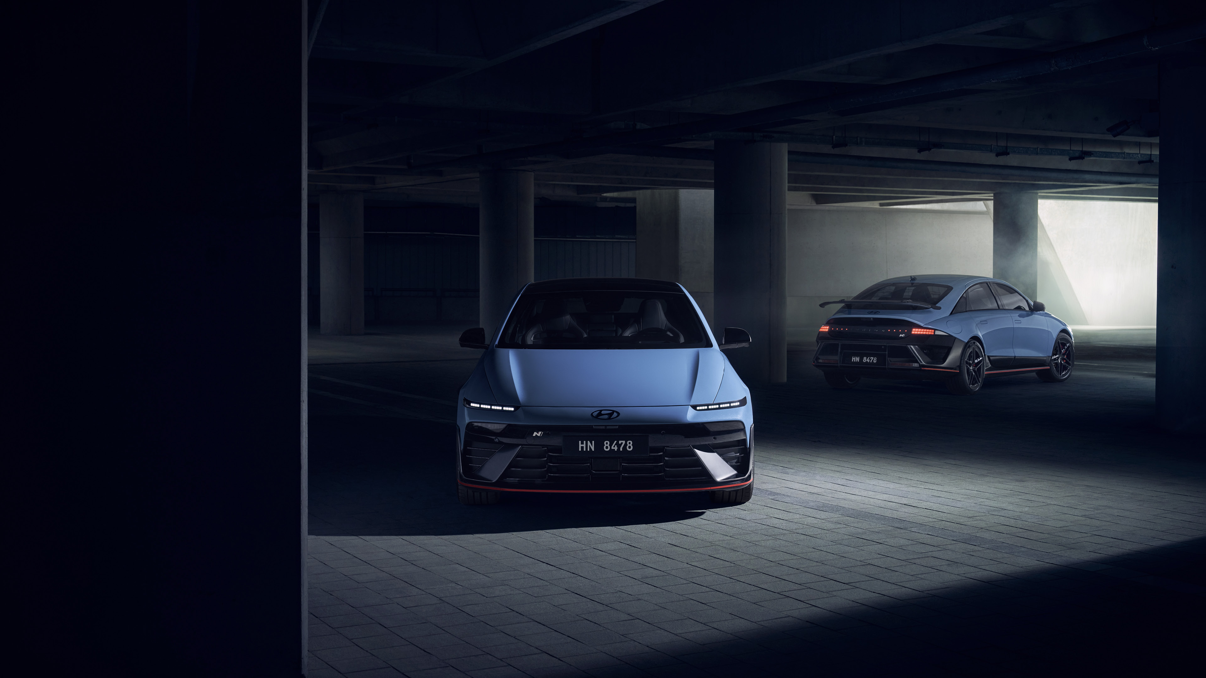 현대차 아이오닉 6 N 건물 주차 모습