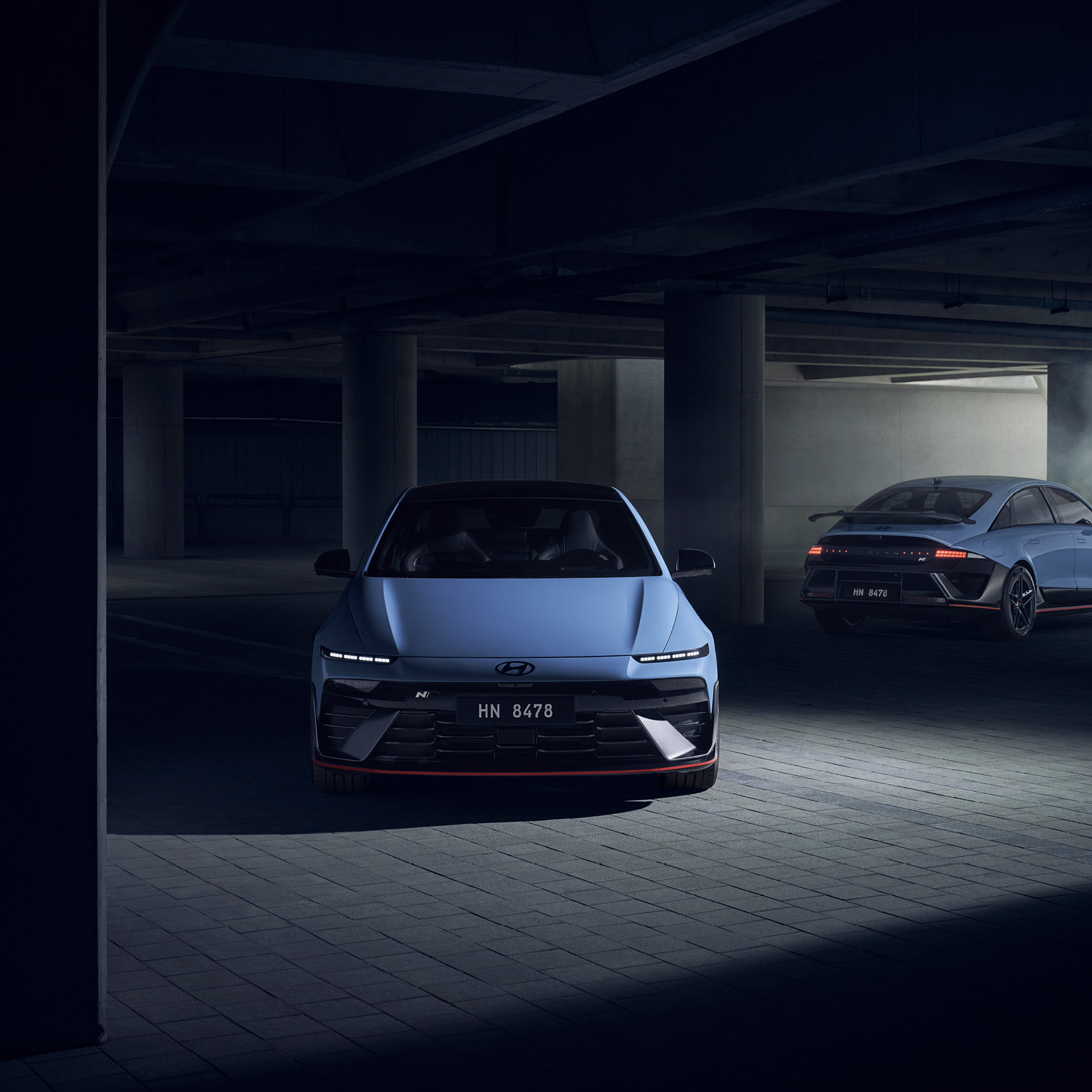 현대차 아이오닉 6 N 건물 주차 모습
