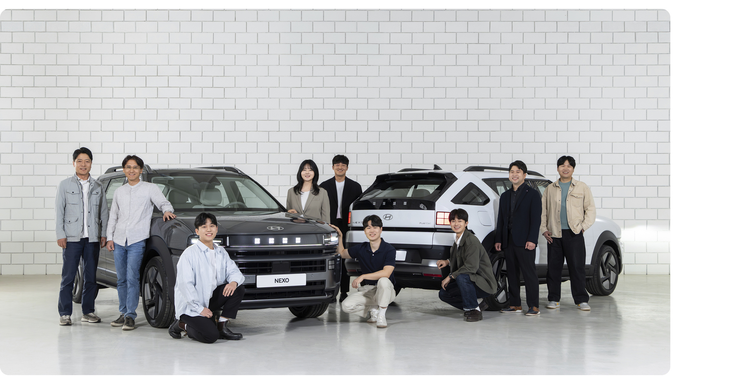 디 올 뉴 넥쏘와 차량 개발에 참여한 연구원들이 포즈를 취한 모습