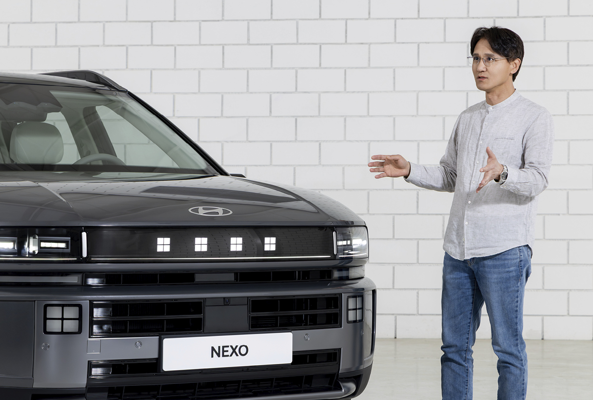 디 올 뉴 넥쏘 전면부에서 설명하는 연구원의 모습