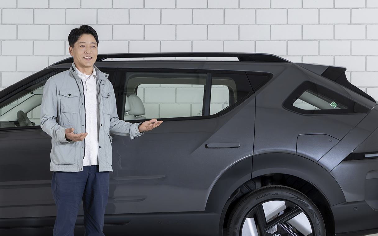 디 올 뉴 넥쏘 측면부에서 설명하는 연구원의 모습