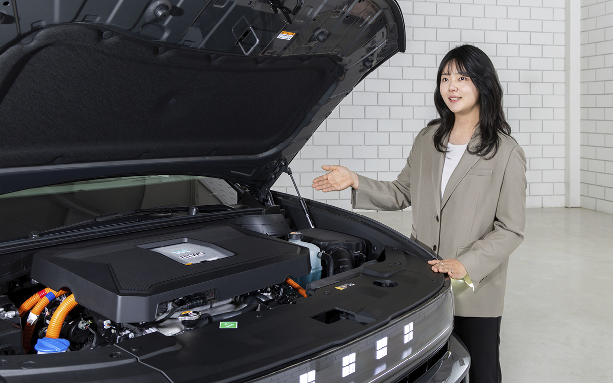 넥쏘 보닛을 열고 설명하는 연구원 모습