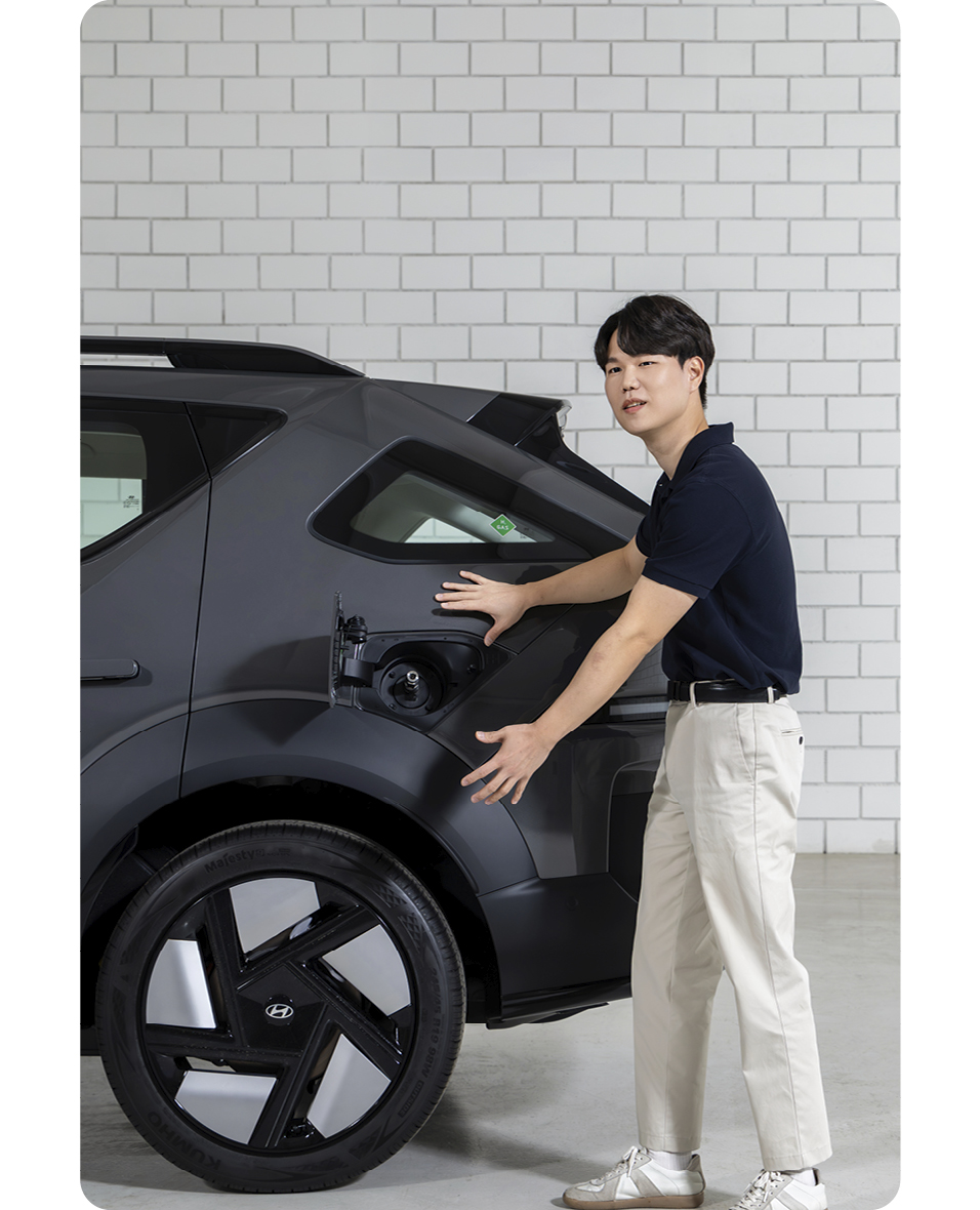 수소저장 시스템에 대해서 설명하는 연구원 모습