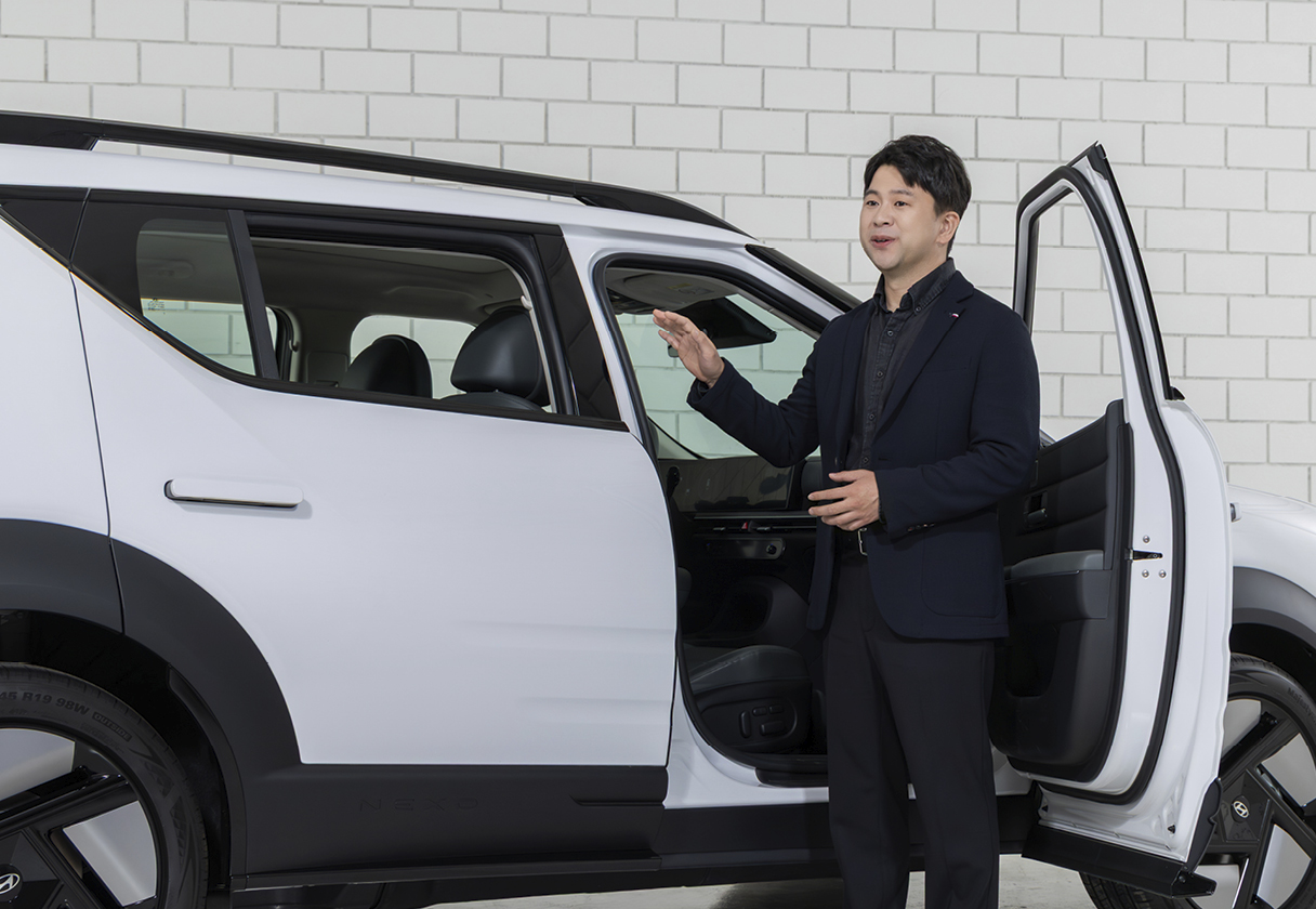 조수석에서 차량 안전성 설명하는 연구원 모습