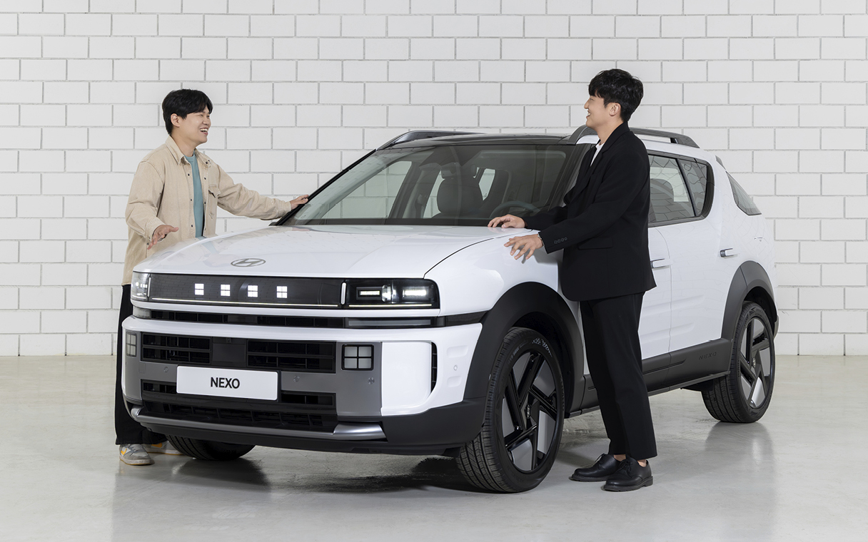 디 올 뉴 넥쏘 전면부에서 대화를 나누는 연구원 2명의 모습