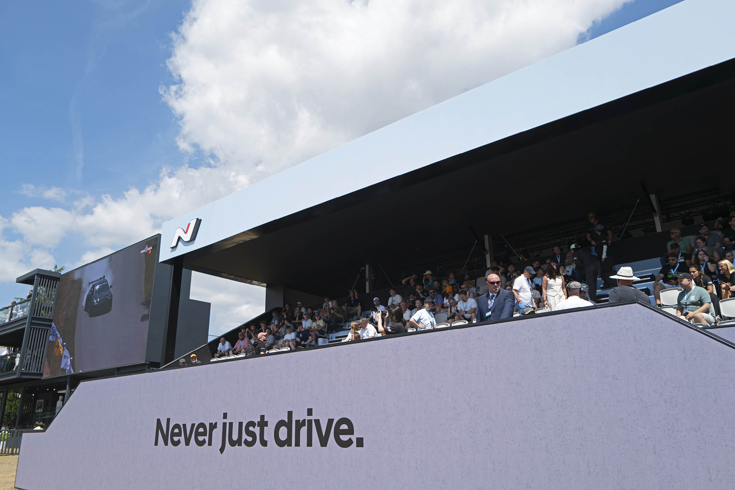 굿우드 행사장 내 현대 N 부스 그랜드스탠드의 모습