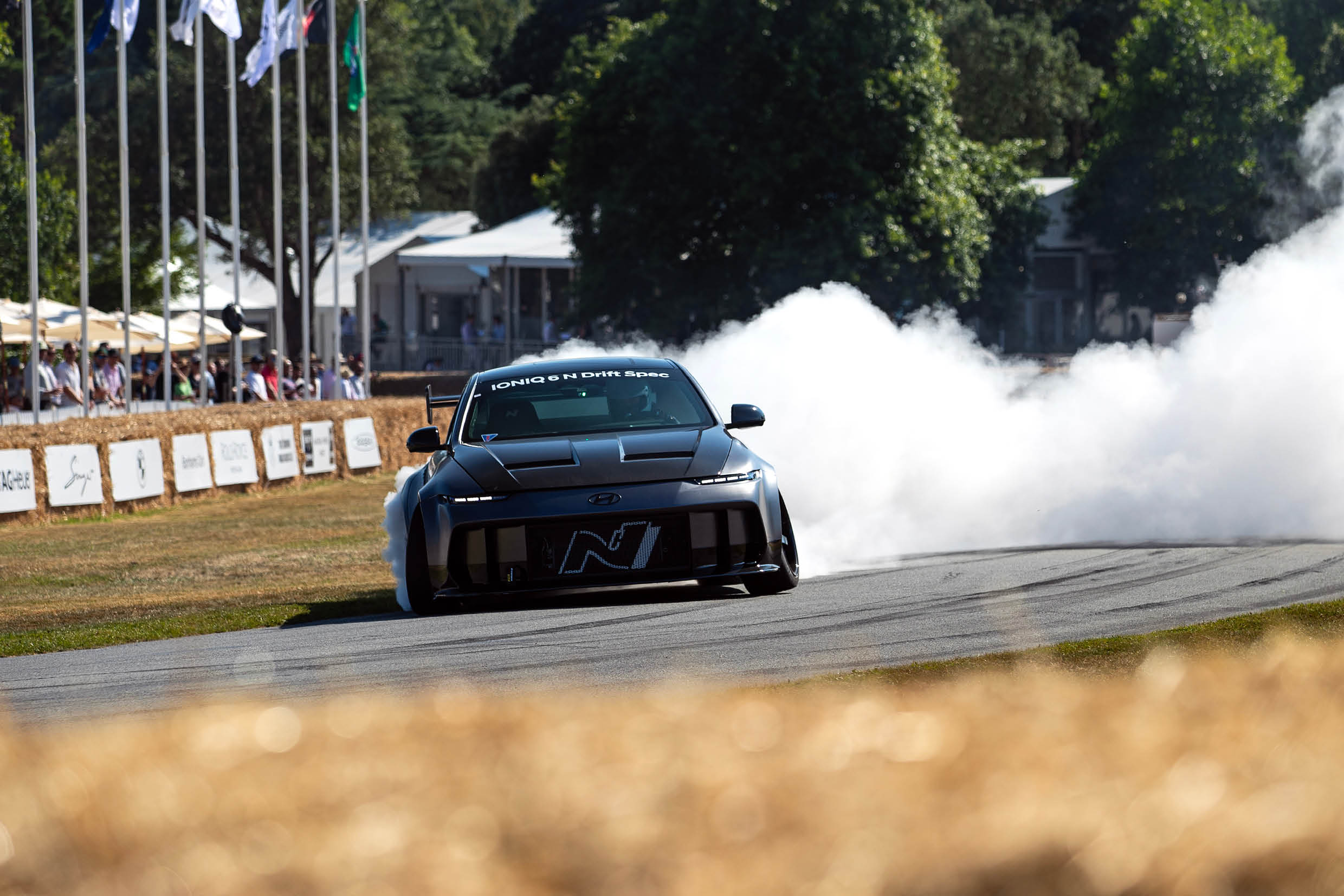 굿우드 스피드 오브 페스티벌에서 주행 중인 현대자동차 아이오닉 6 N 드리프트 스펙의 모습
