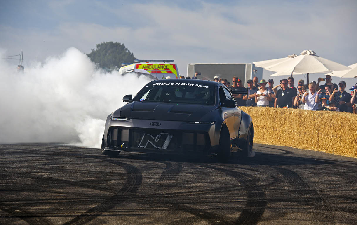 굿우드 스피드 오브 페스티벌에서 주행 중인 현대자동차 아이오닉 6 N 드리프트 스펙의 모습