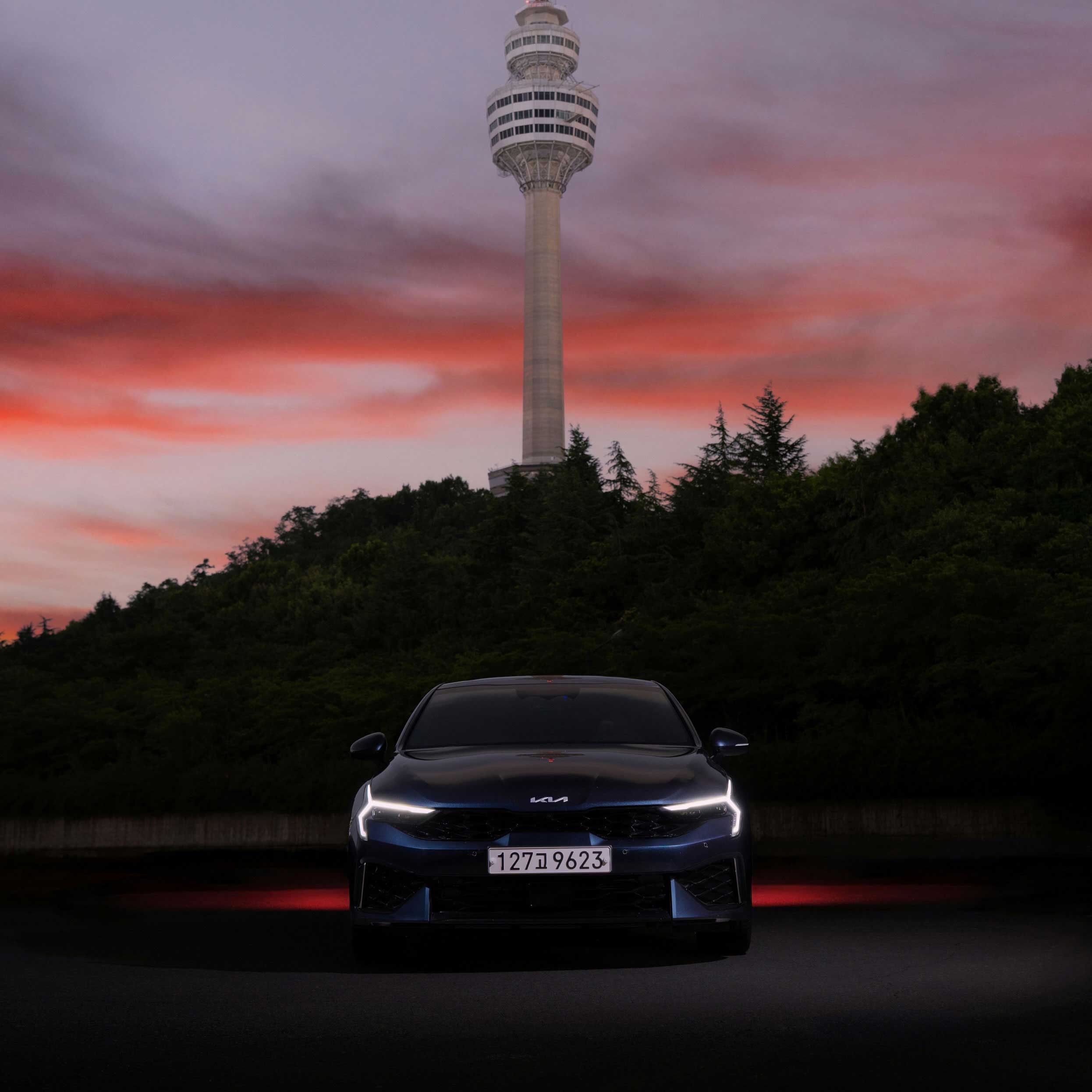 대구 야간 83타워 앞 K5 하이브리드 전면 모습