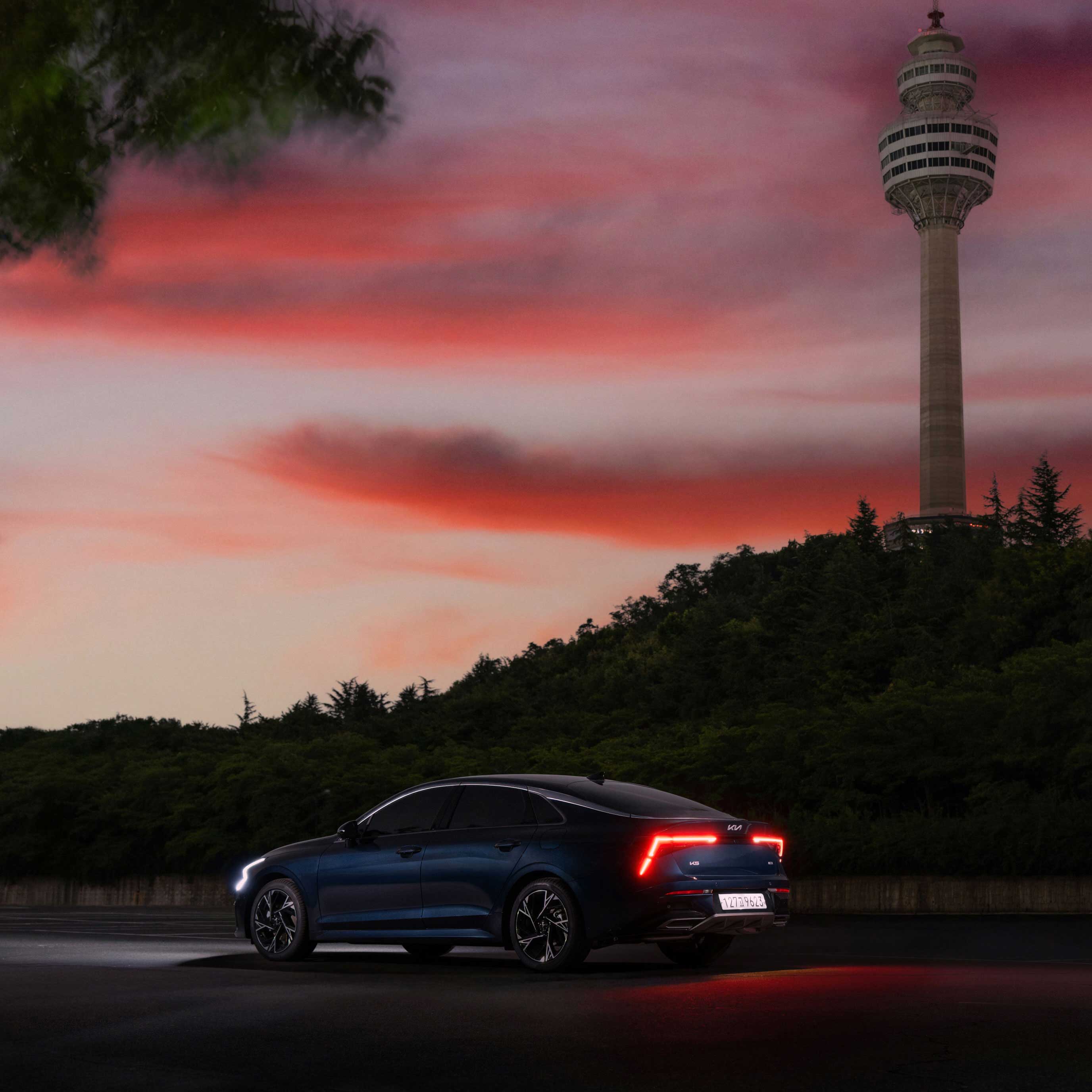 대구 야간 83타워 앞 K5 하이브리드 측면 모습