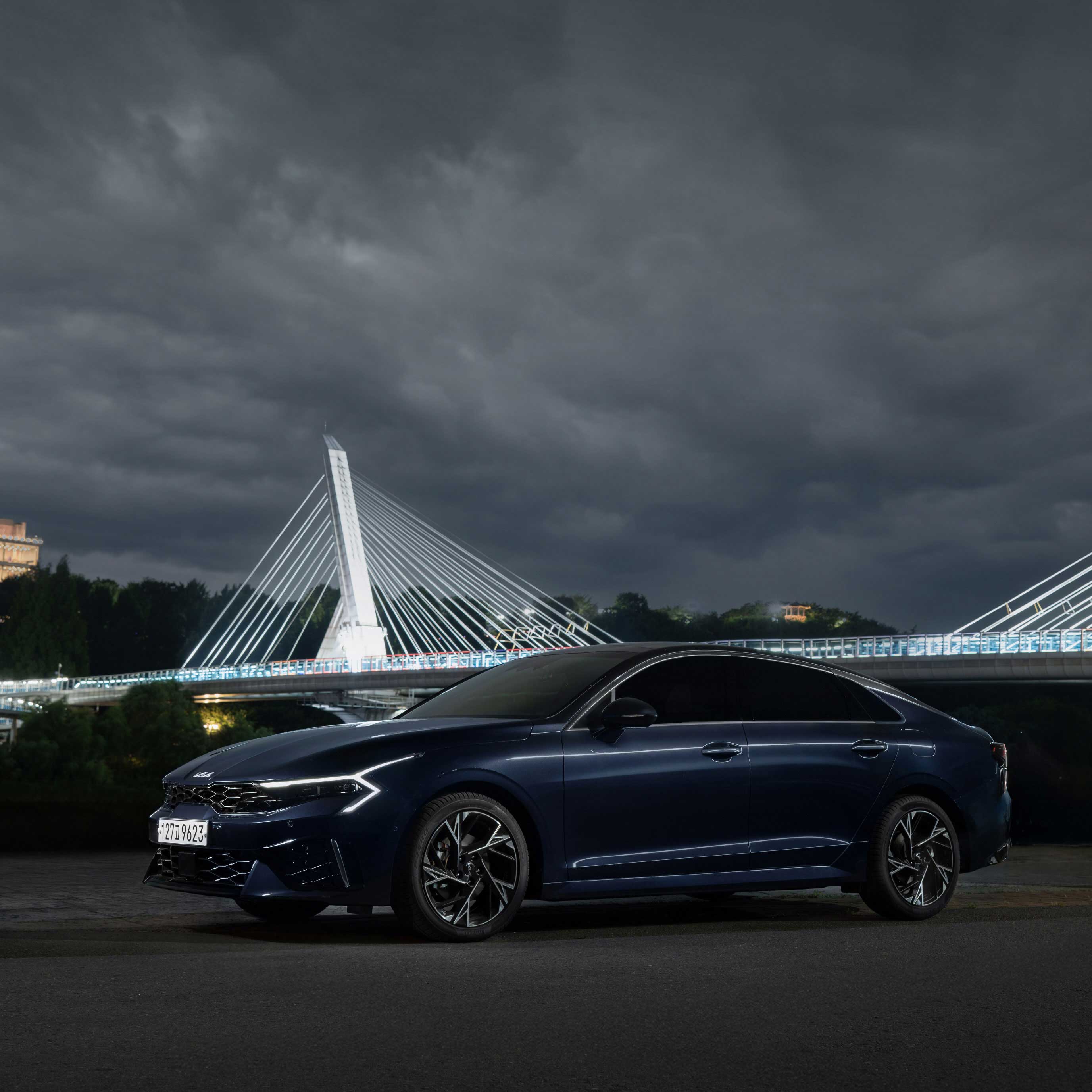 대구 야간 아양교 앞 K5 하이브리드 측면 모습