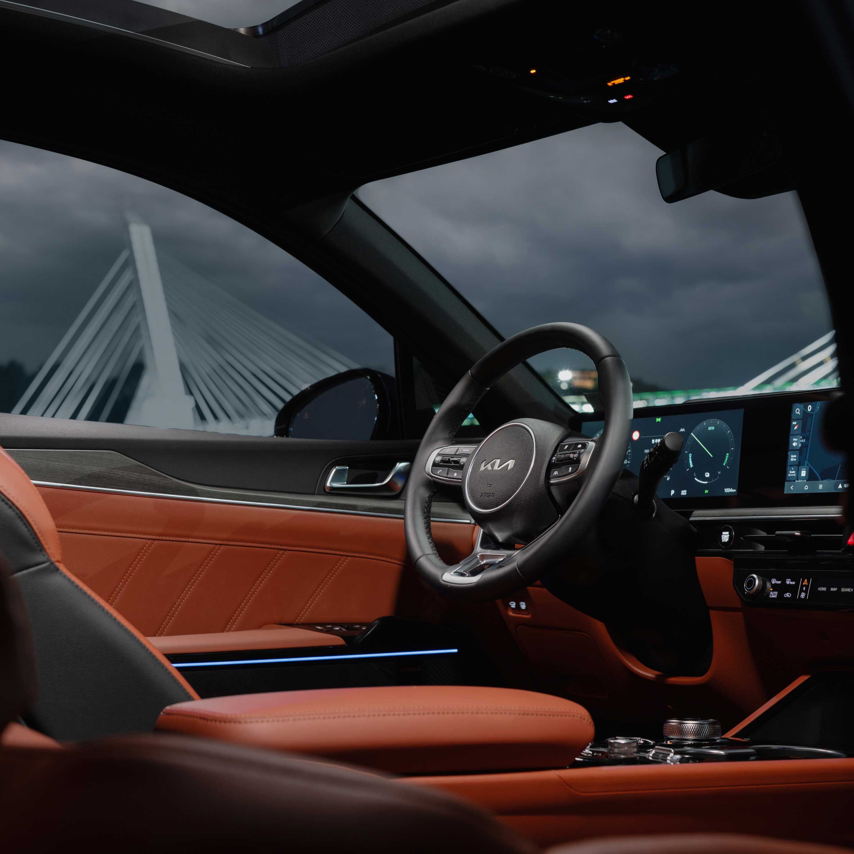 대구 야간 아양교 앞 K5 하이브리드 내부