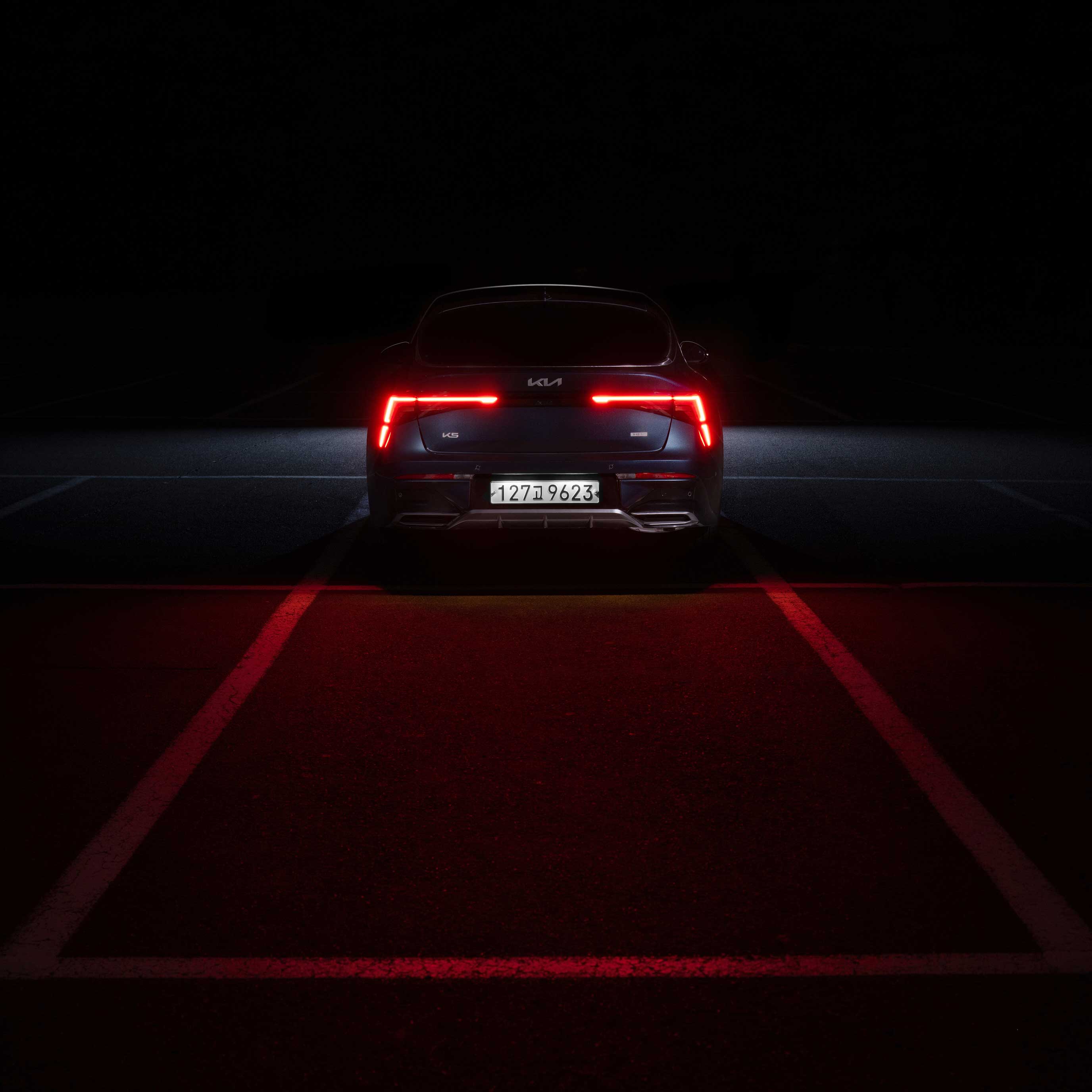 대구 야간 83타워 앞 K5 하이브리드 후면 모습