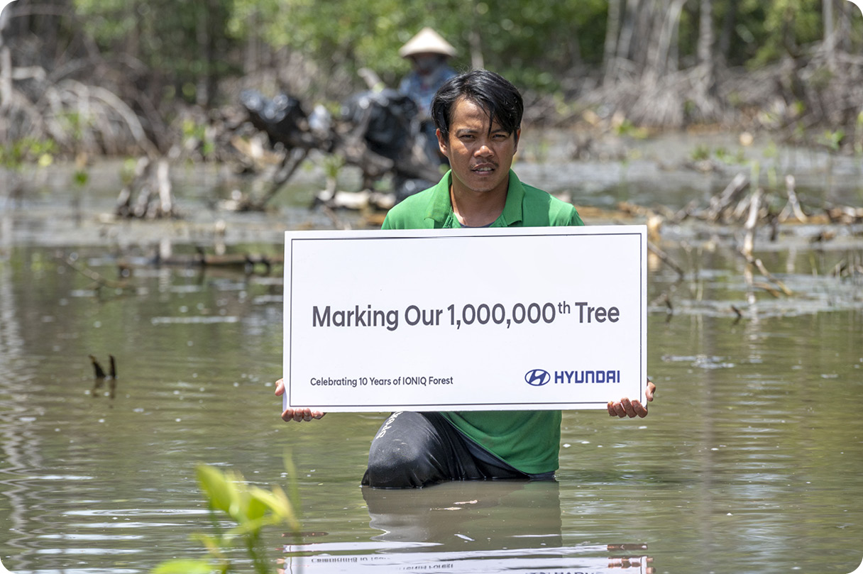 아이오닉 포레스트의 100만 번째 나무 식재를 축하하는 모습