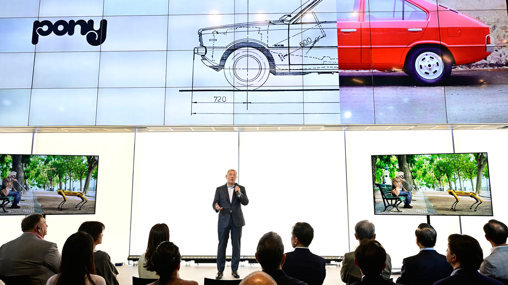 포니를 비롯해 현대차의 헤리티지를 다양한 시각에서 바라볼 수 있도록 현대모터스튜디오 서울에서 개최된 '포니의 시간' 전시 오프닝 겸 '리트레이스 시리즈' 출간 기념회에서 현대차그룹 정의선 회장이 발표하고 있는 모습