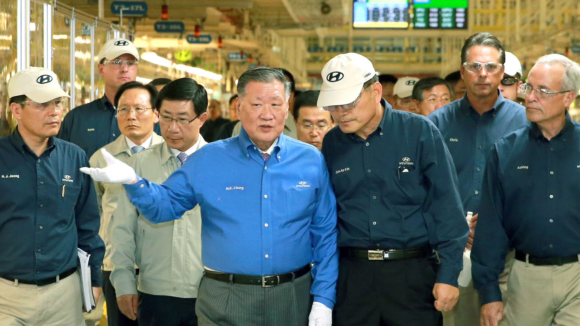 미국 앨라배마공장을 둘러보고 있는 정몽구 명예회장