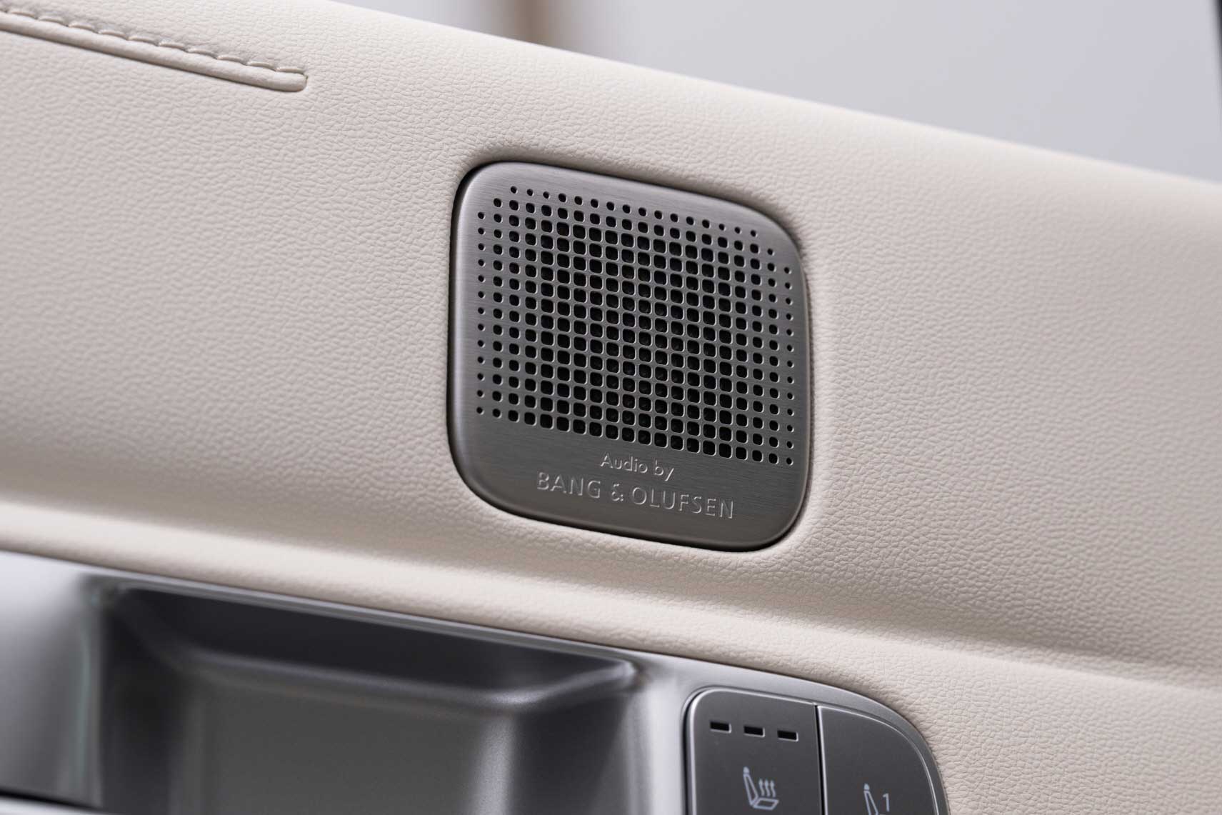 해변 위 디 올 뉴 넥쏘 내부 스피커