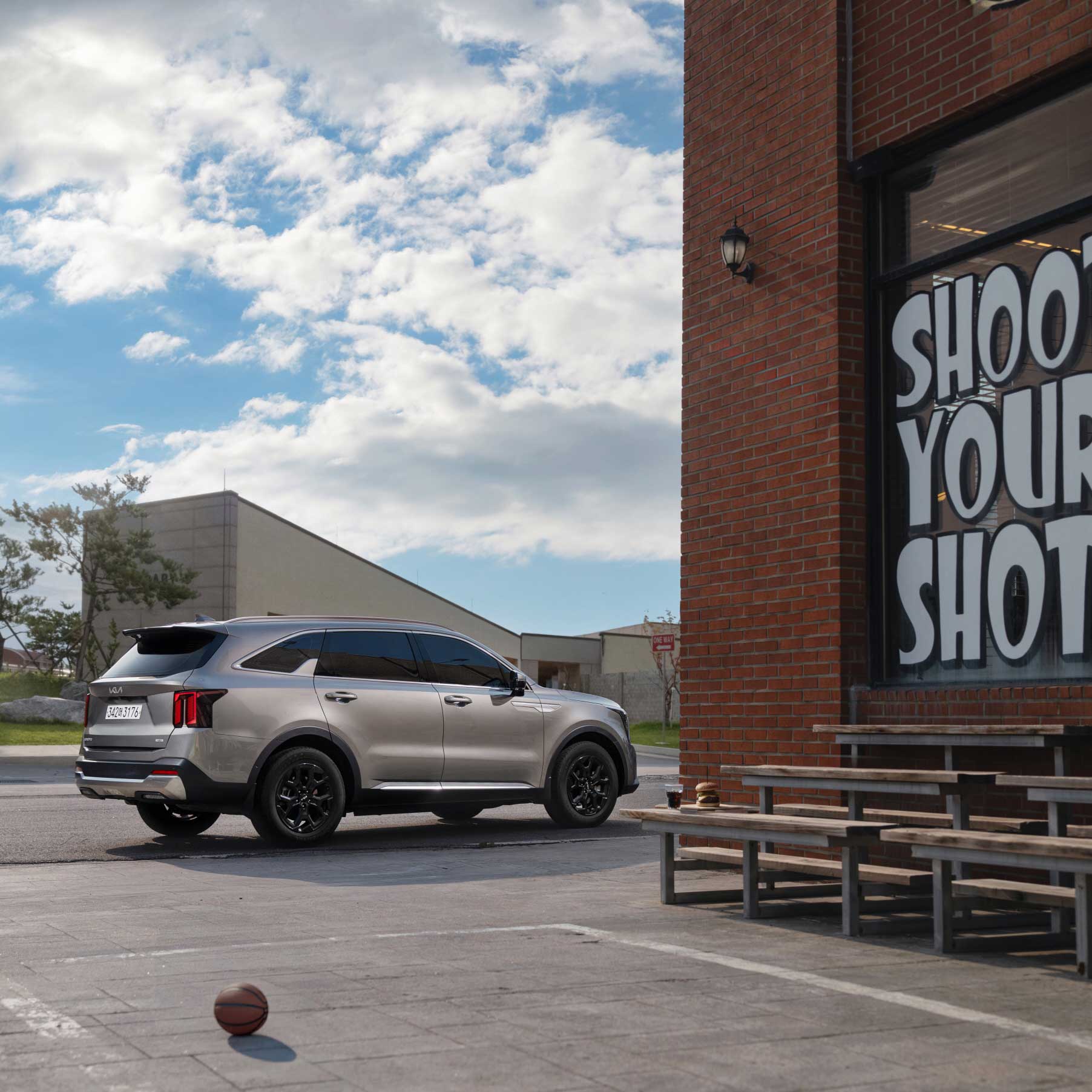 쏘렌토 하이브리드_볼캐닉 샌드브라운 후측면