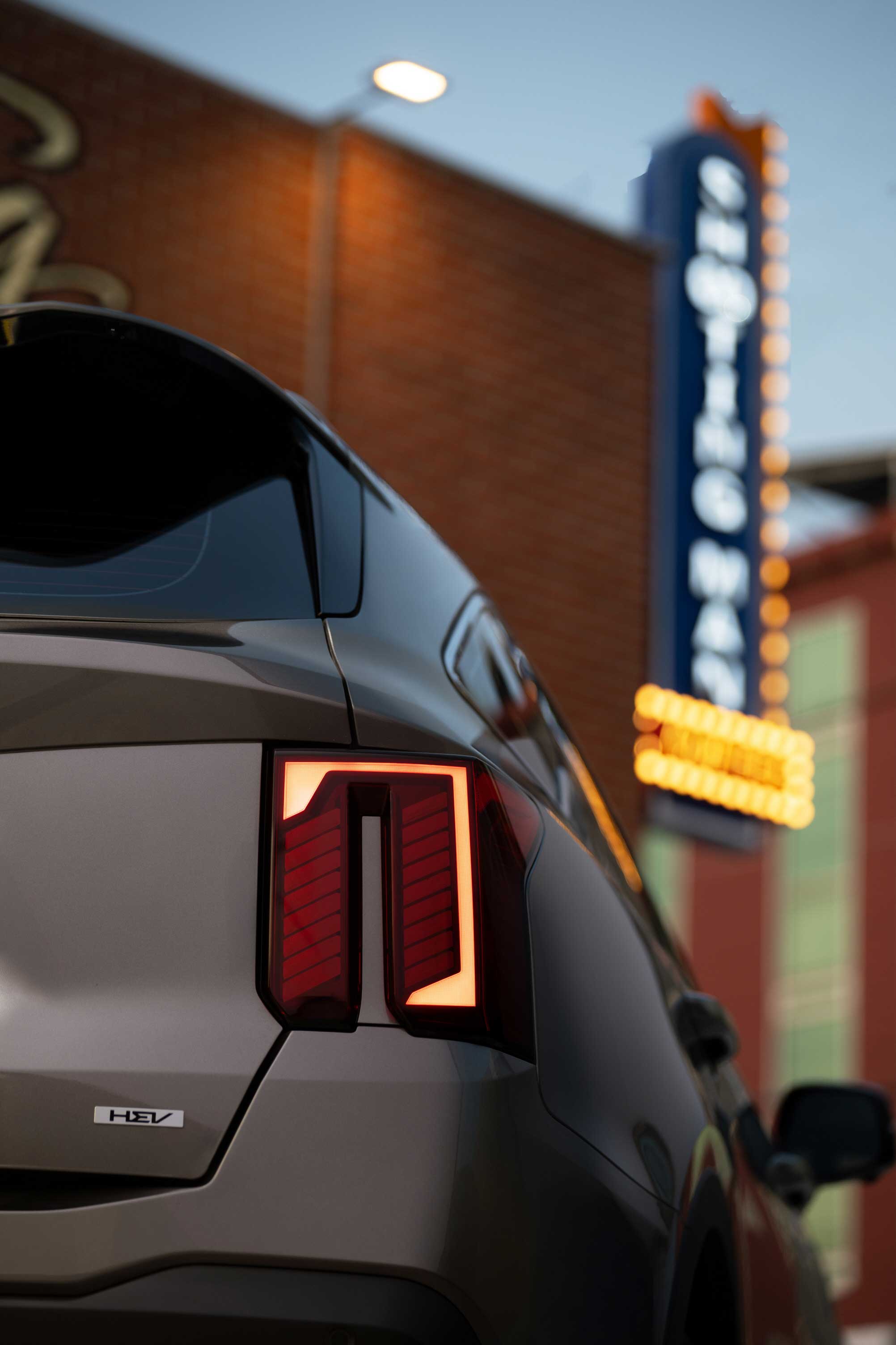 쏘렌토 하이브리드_볼캐닉 샌드브라운 후방 라이트