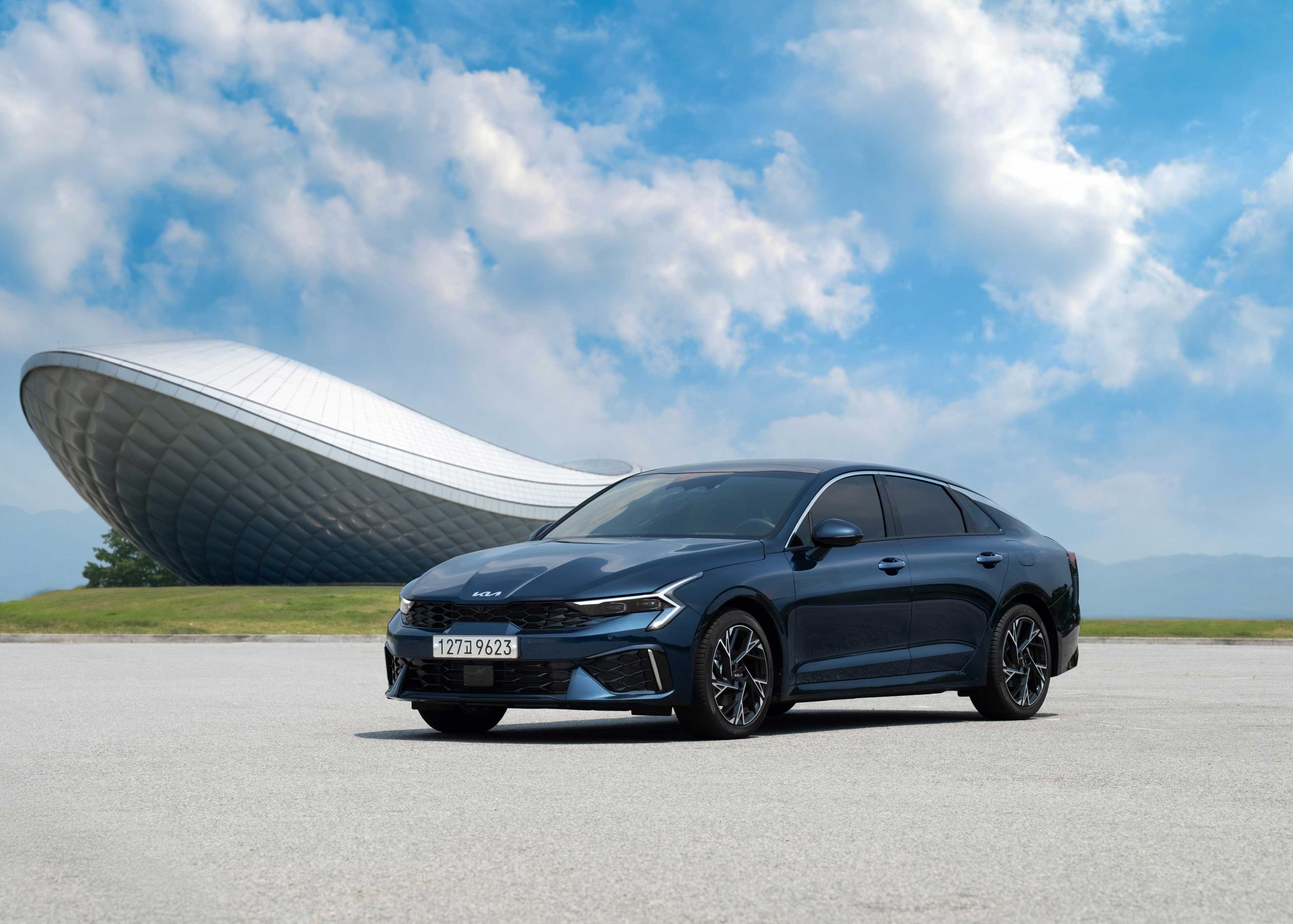 대구 강정보 디아크 조형물 앞 K5 하이브리드_ 전측면 모습