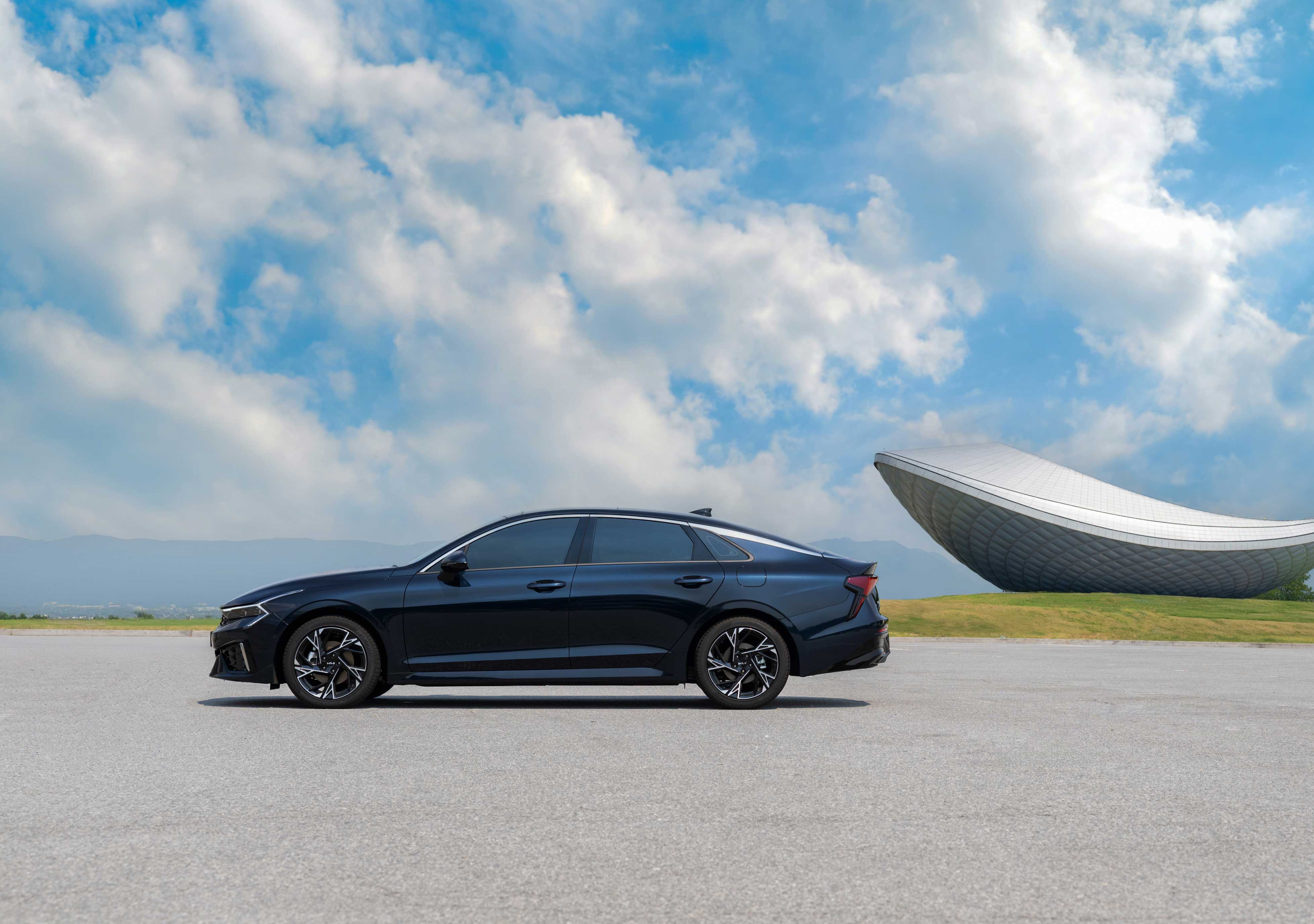 대구 강정보 디아크 조형물 앞 K5 하이브리드_ 측면 모습