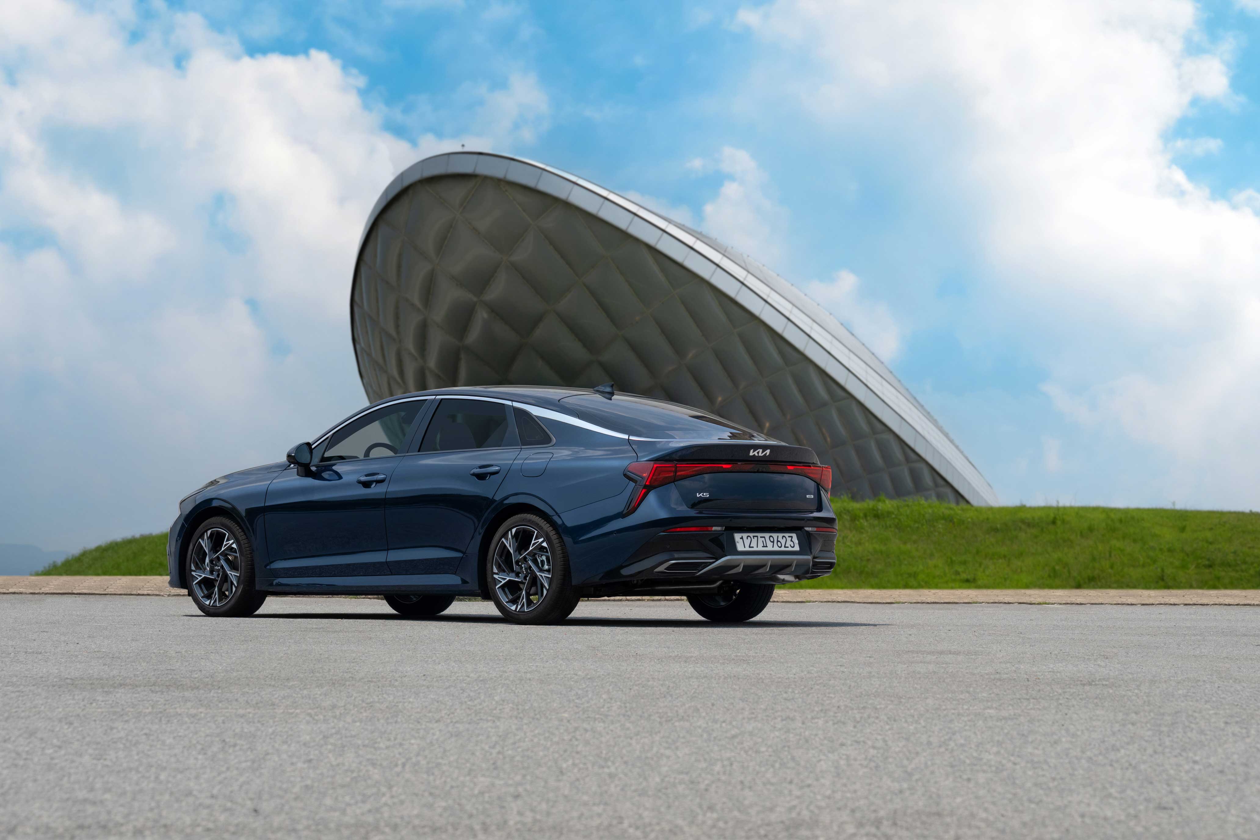 대구 강정보 디아크 조형물 앞 K5 하이브리드_ 후측면 모습