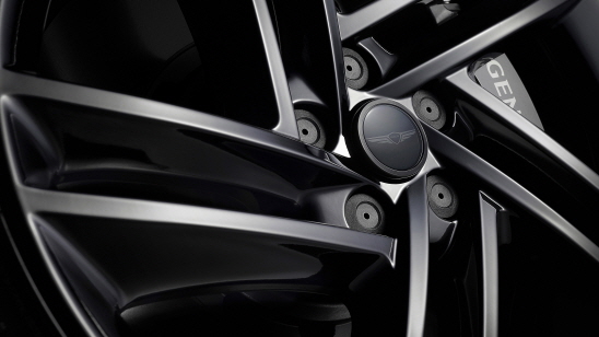 디테일이 빚어낸 우아함으로 어둠 속에서 더욱 선명해지는 제네시스 G80 블랙.