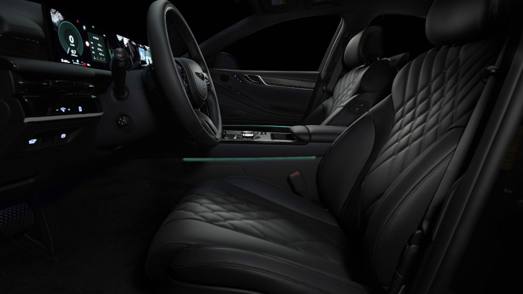 디테일이 빚어낸 우아함으로 어둠 속에서 더욱 선명해지는 제네시스 G80 블랙.