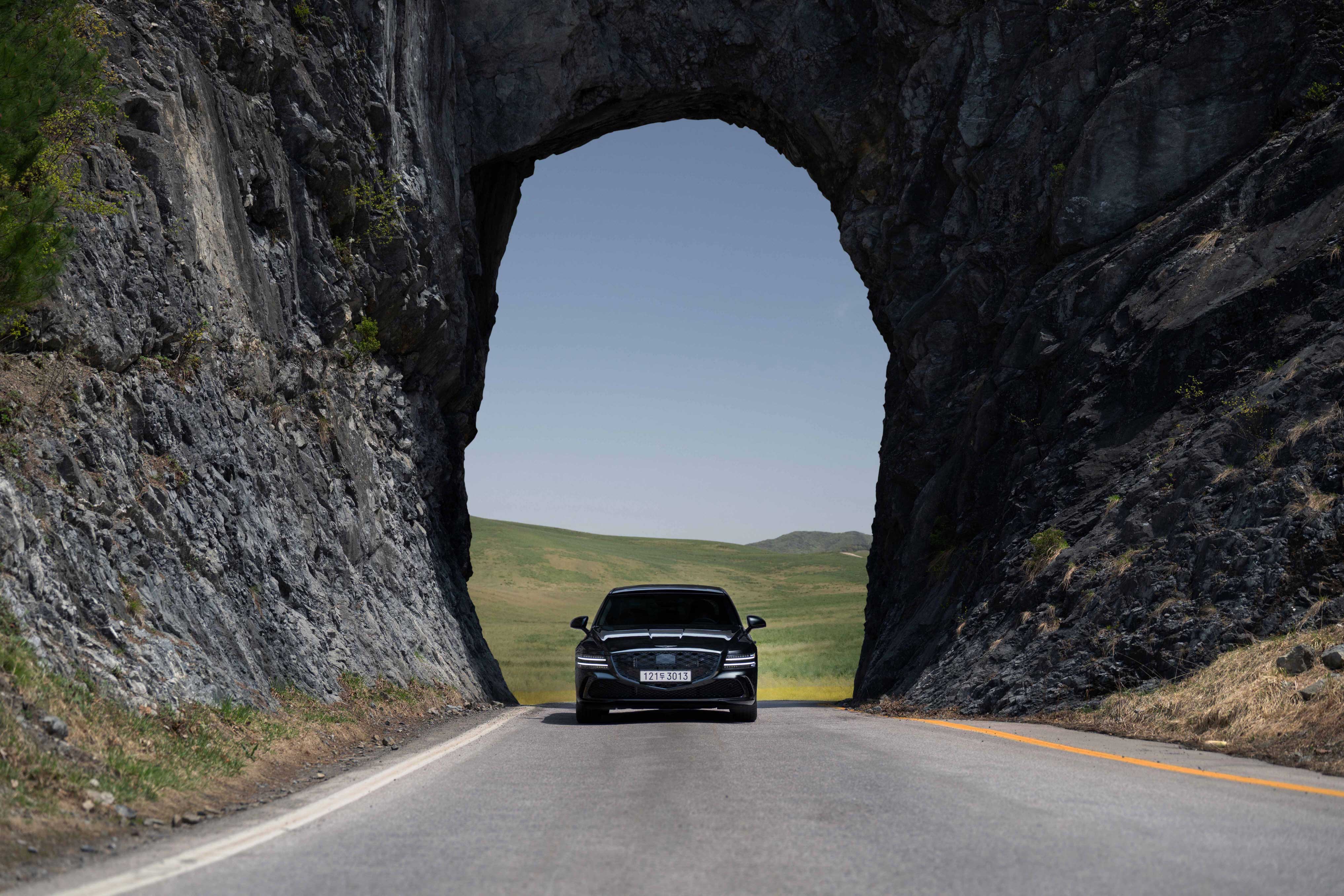 속초의 자연에서 제네시스 G80 블랙_정정면