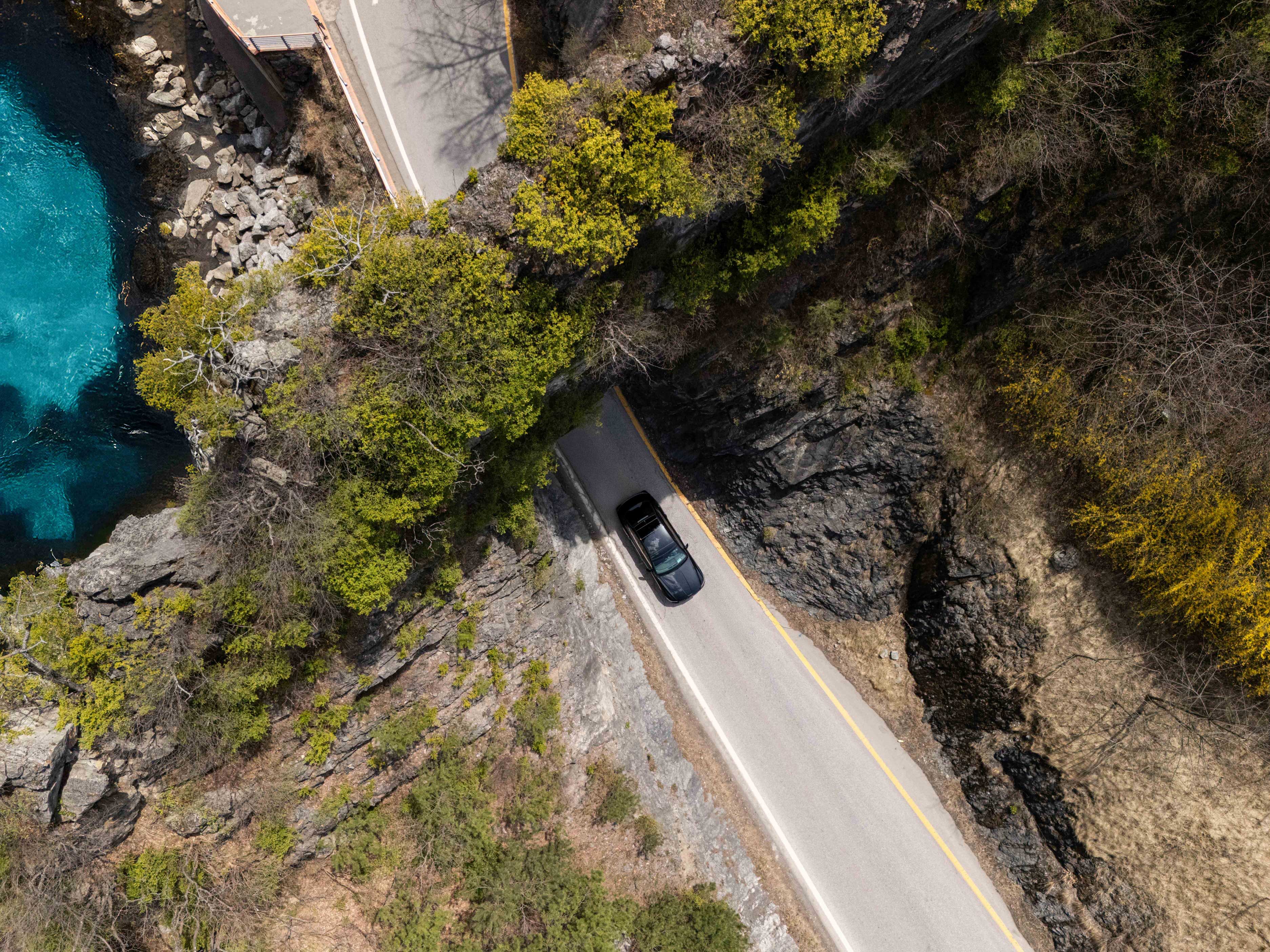 속초의 자연에서 제네시스 G80 블랙_상부