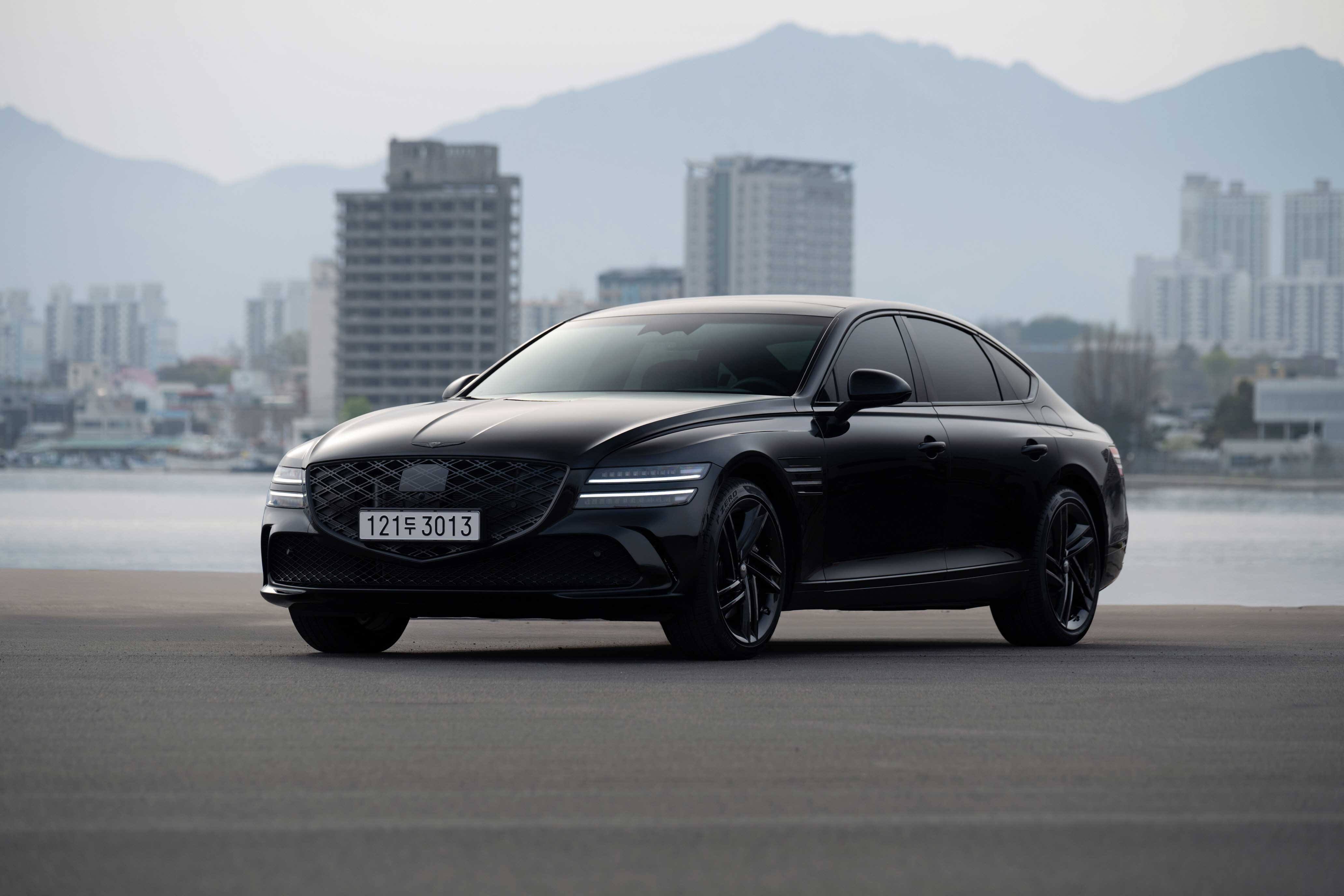 속초의 자연에서 제네시스 G80 블랙_전측면