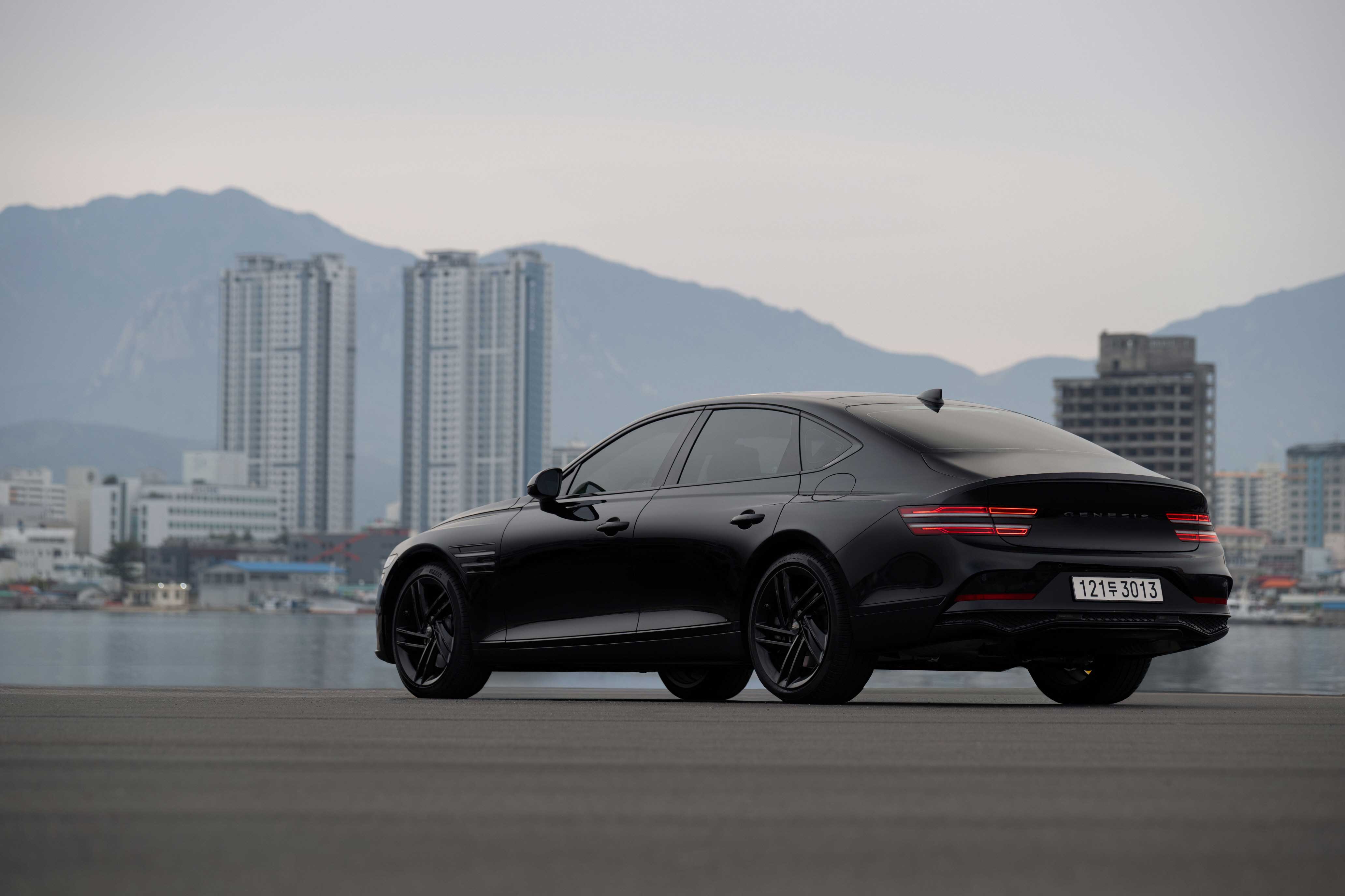 속초의 자연에서 제네시스 G80 블랙_후측면