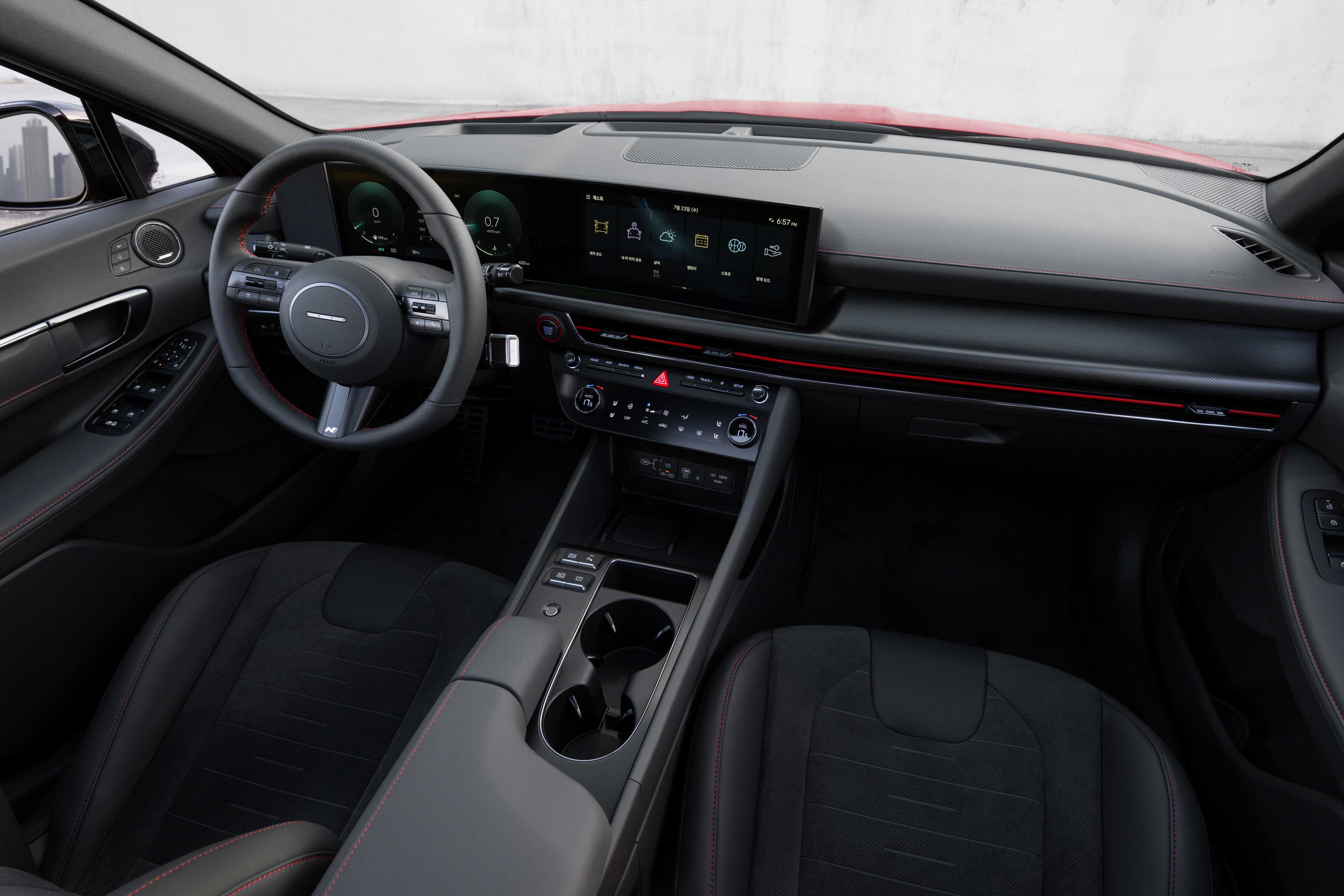 쏘나타 디 엣지 N Line  내부 앞 공간 모습