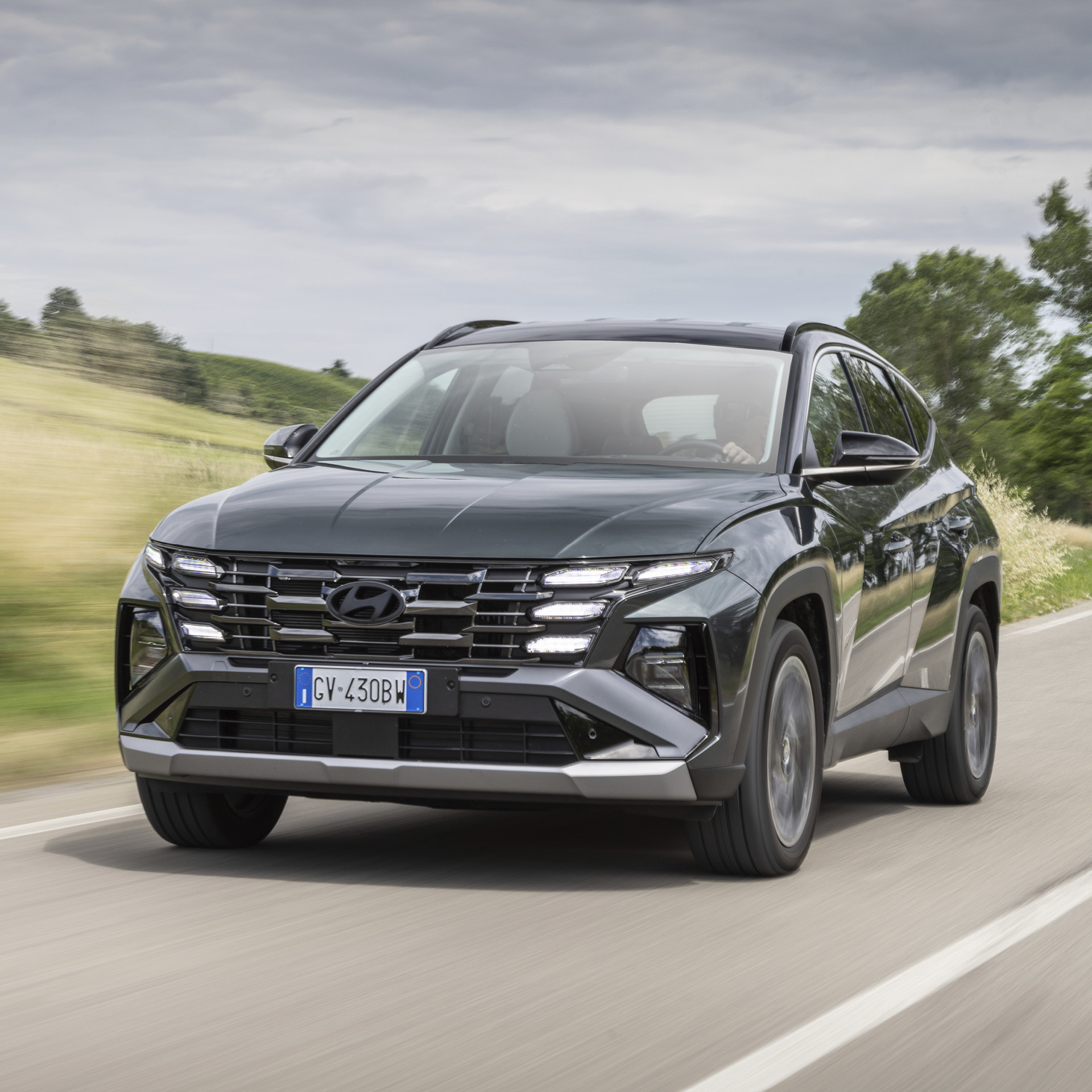 주행 중인 투싼의 앞모습