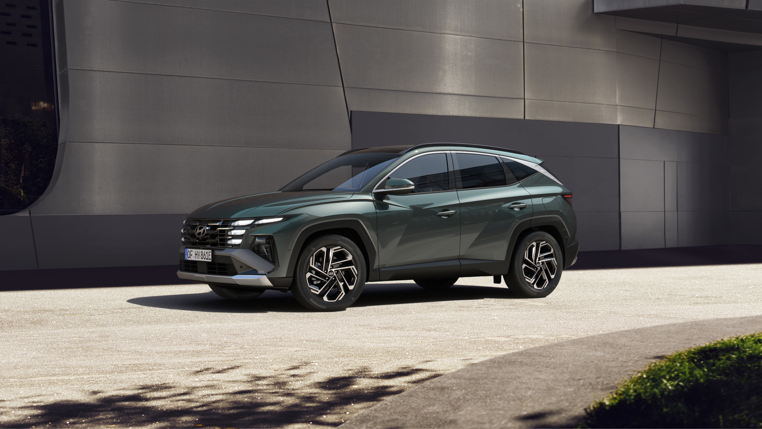 건물 앞에 서 있는 투싼의 모습