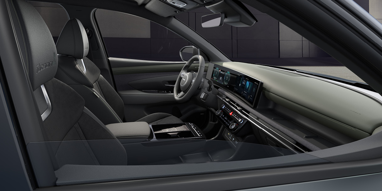 조수석 측 창가에서 바라본 투싼의 인테리어