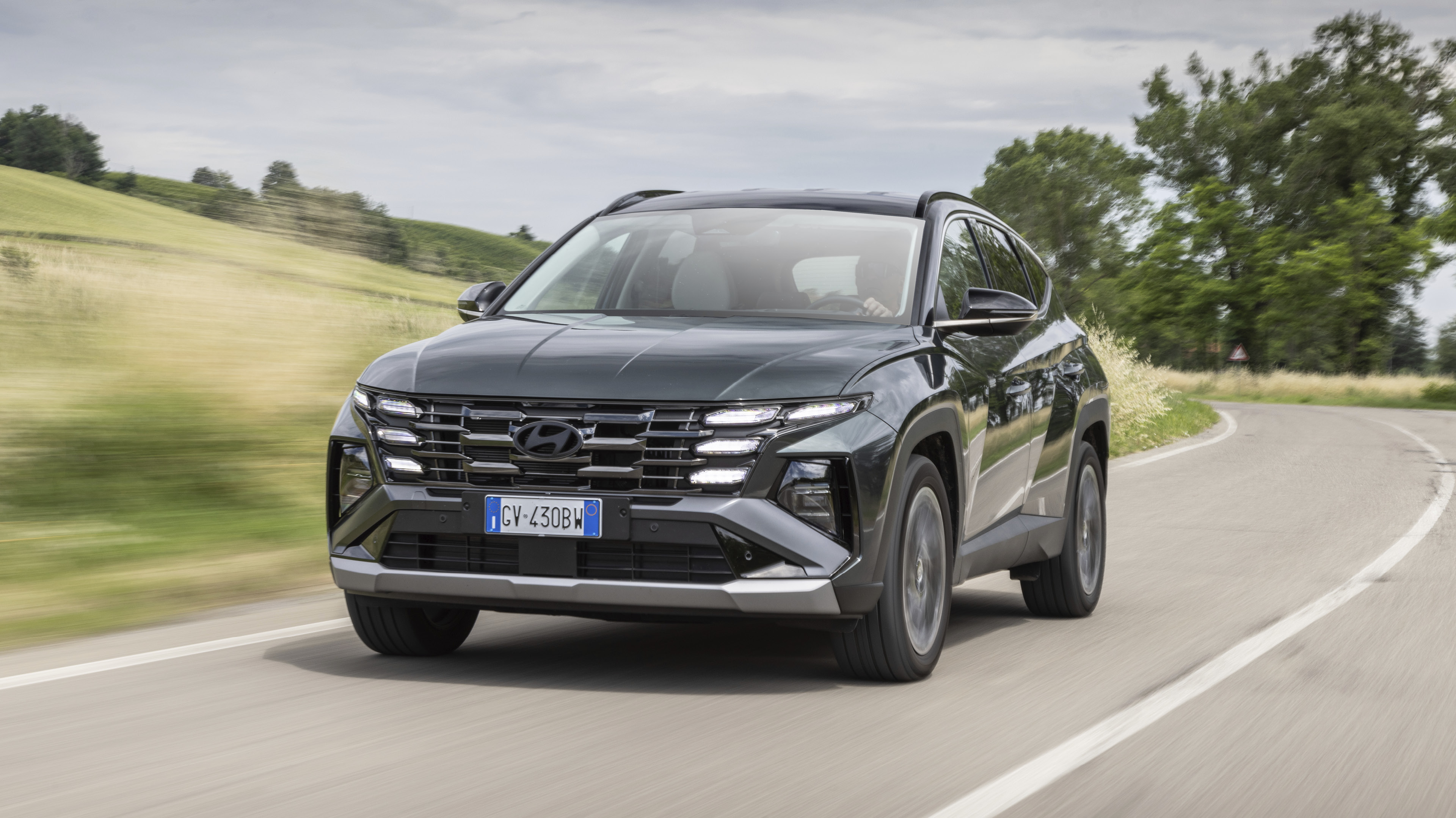 주행 중인 투싼의 앞모습