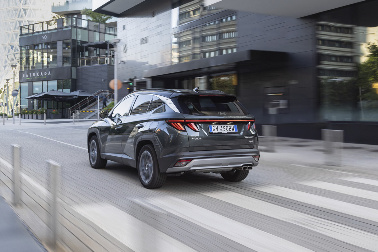 도심 속을 달리고 있는 투싼의 뒷모습