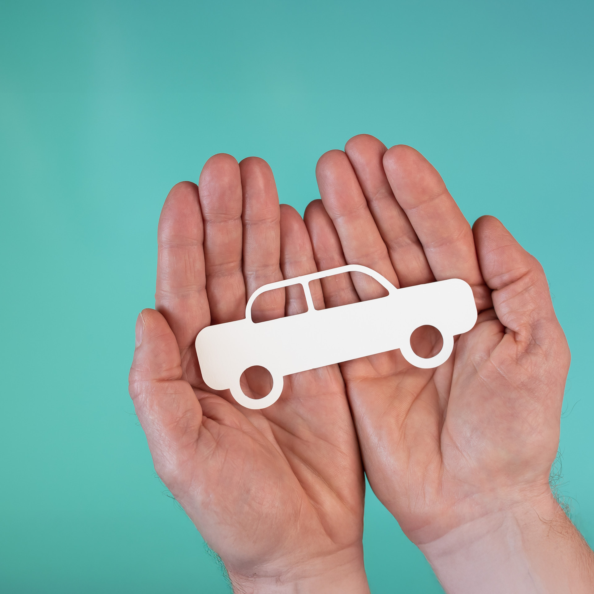 자동차 모형을 들고 있는 두 손으로 들고 있는 모습